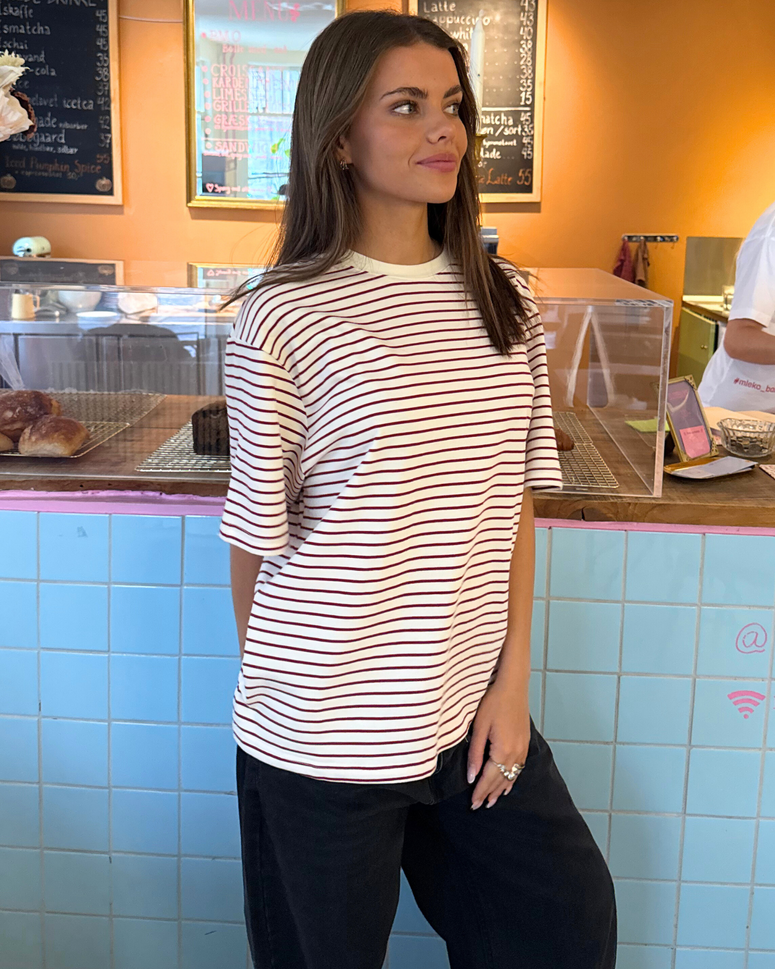 LYKKE GESTREIFTES T-SHIRT - WEISS/WEINROT