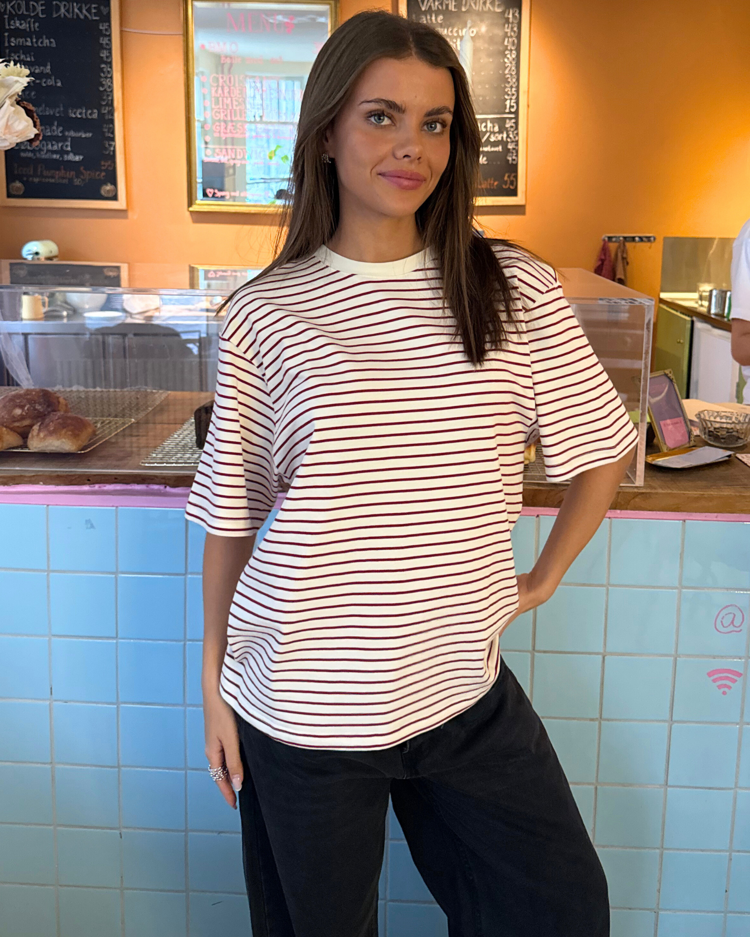 LYKKE GESTREIFTES T-SHIRT - WEISS/WEINROT