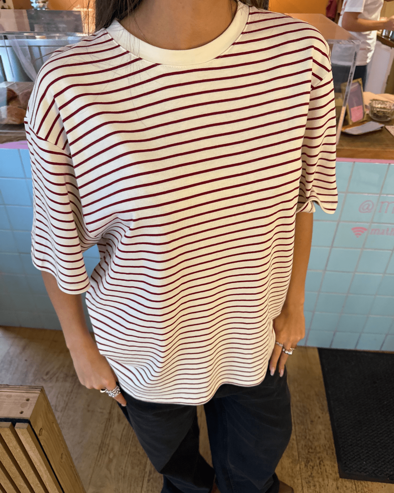 LYKKE GESTREIFTES T-SHIRT - WEISS/WEINROT