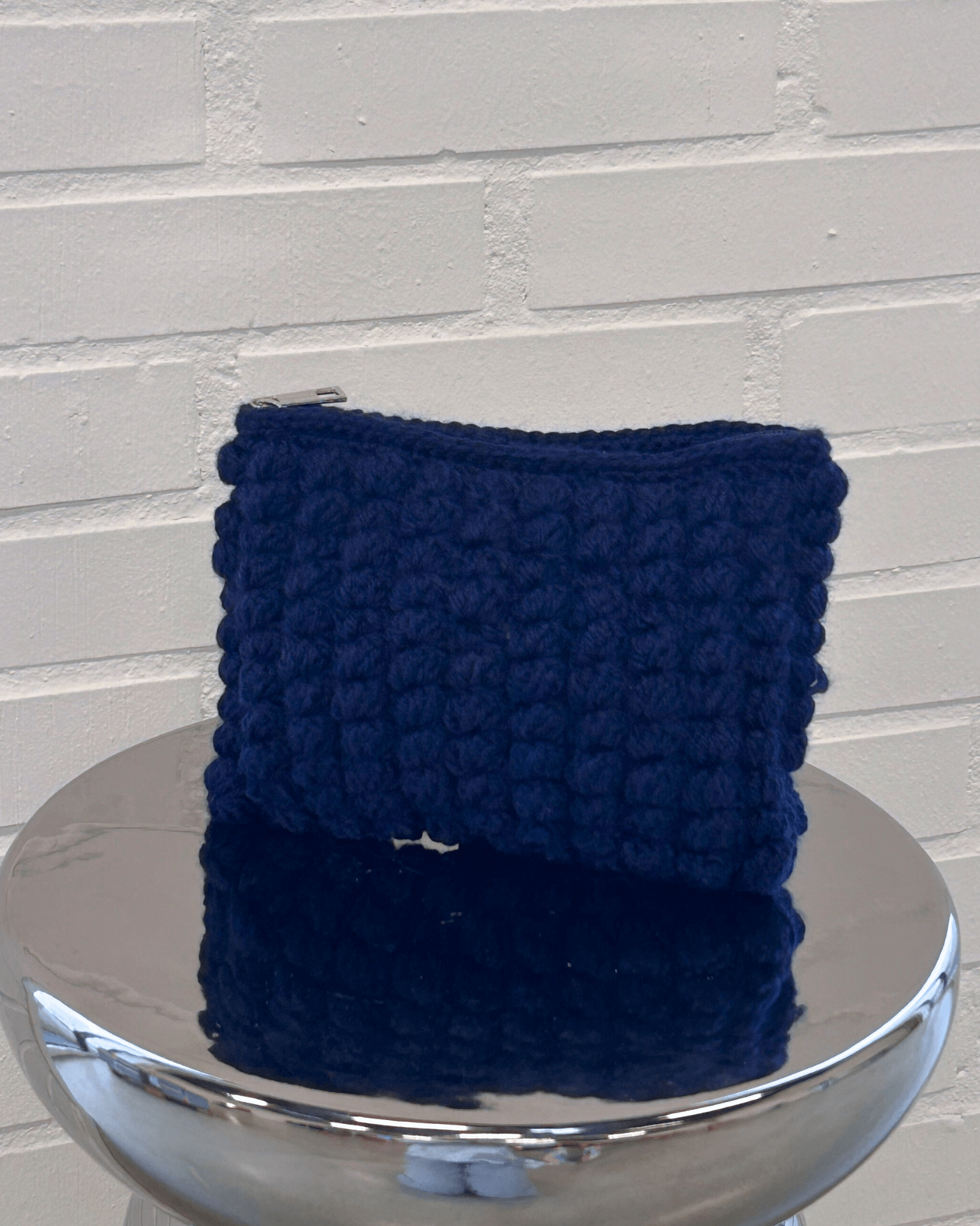Hæklet navyblå clutch i boblemønster med lynlås fra Din Vintage Shop