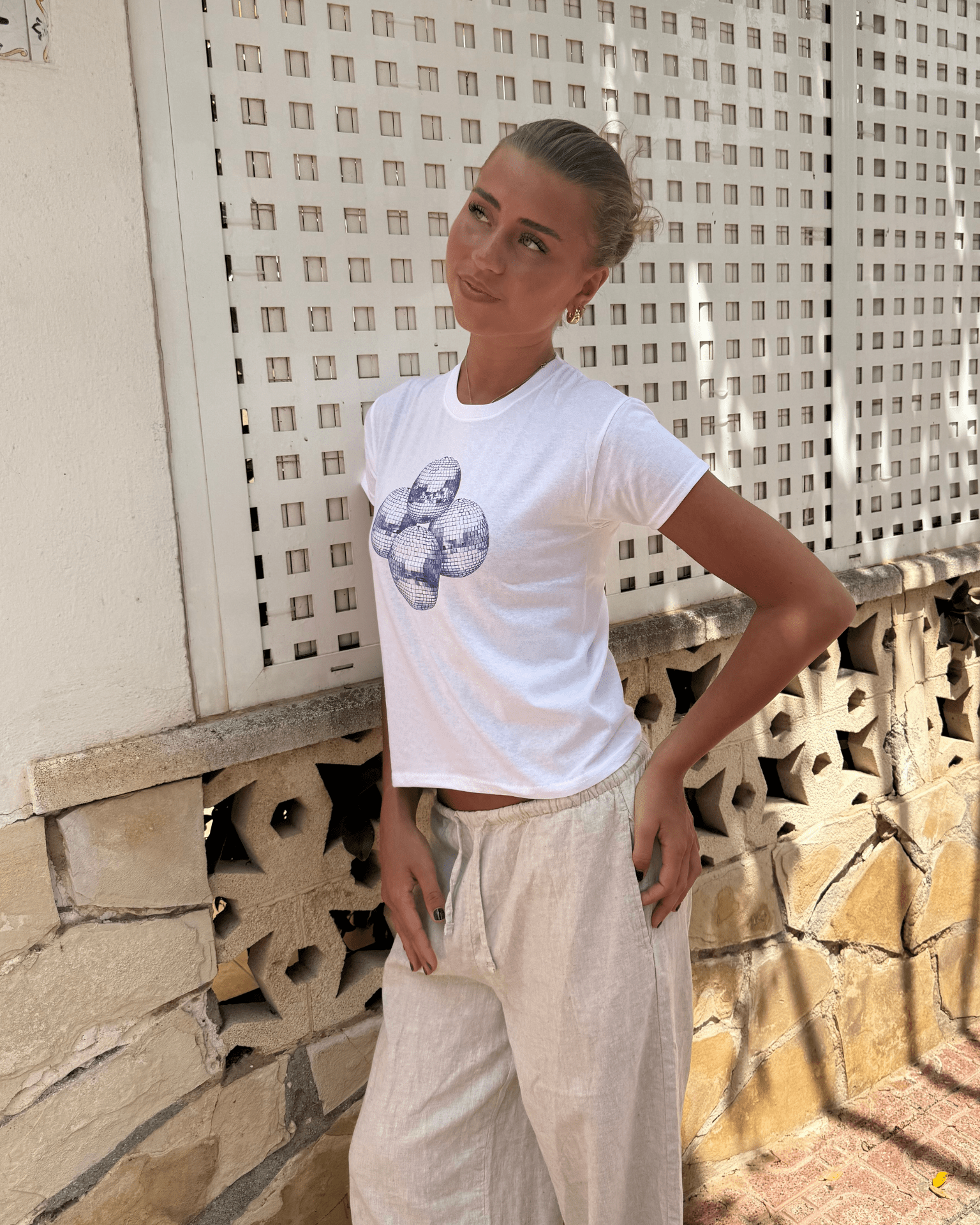 DISKOKUGEL (lila), BABY-T-SHIRT - WEISS