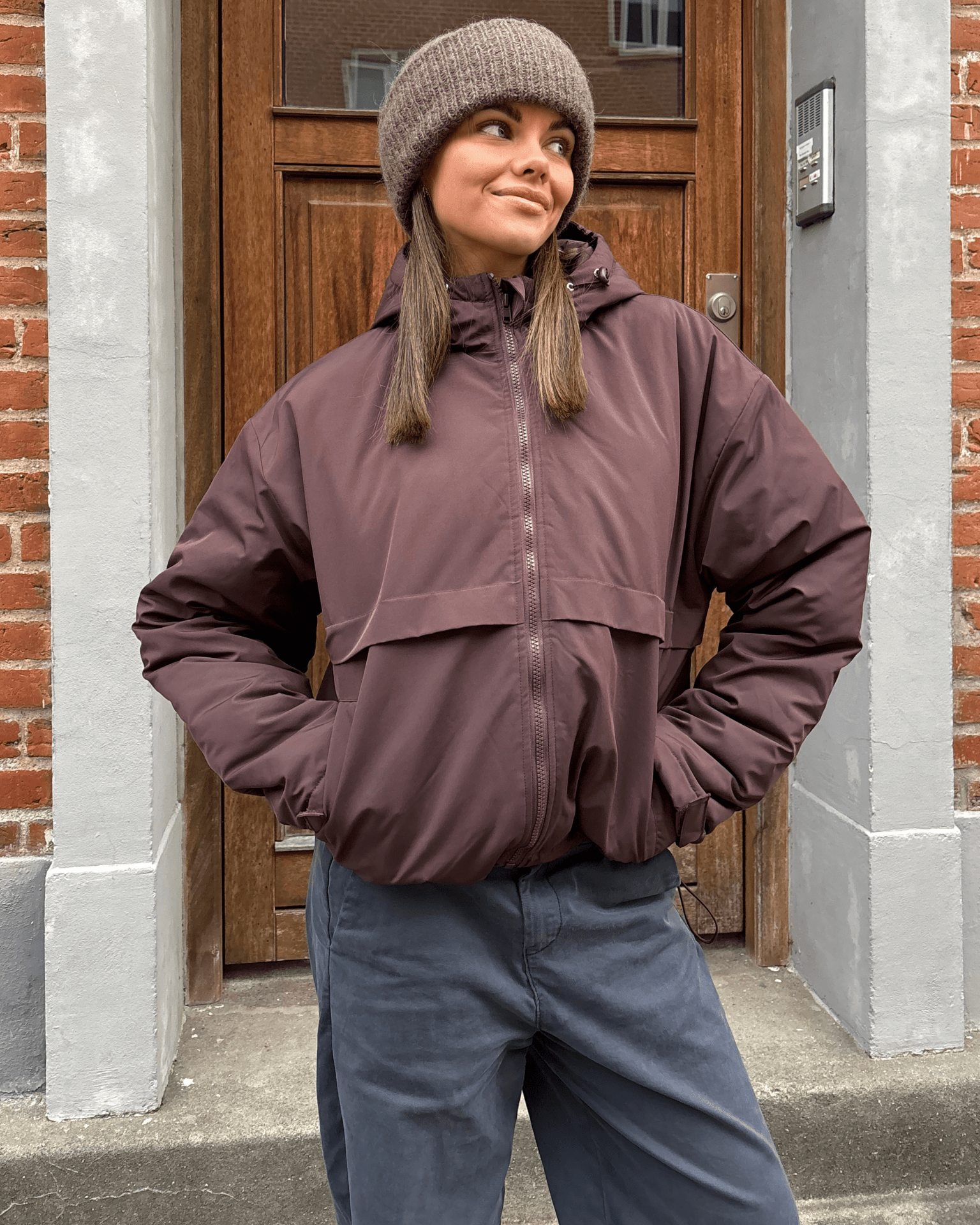 Brun Juno jakke med hætte og lynlås fra DinVintageShop, vist på model