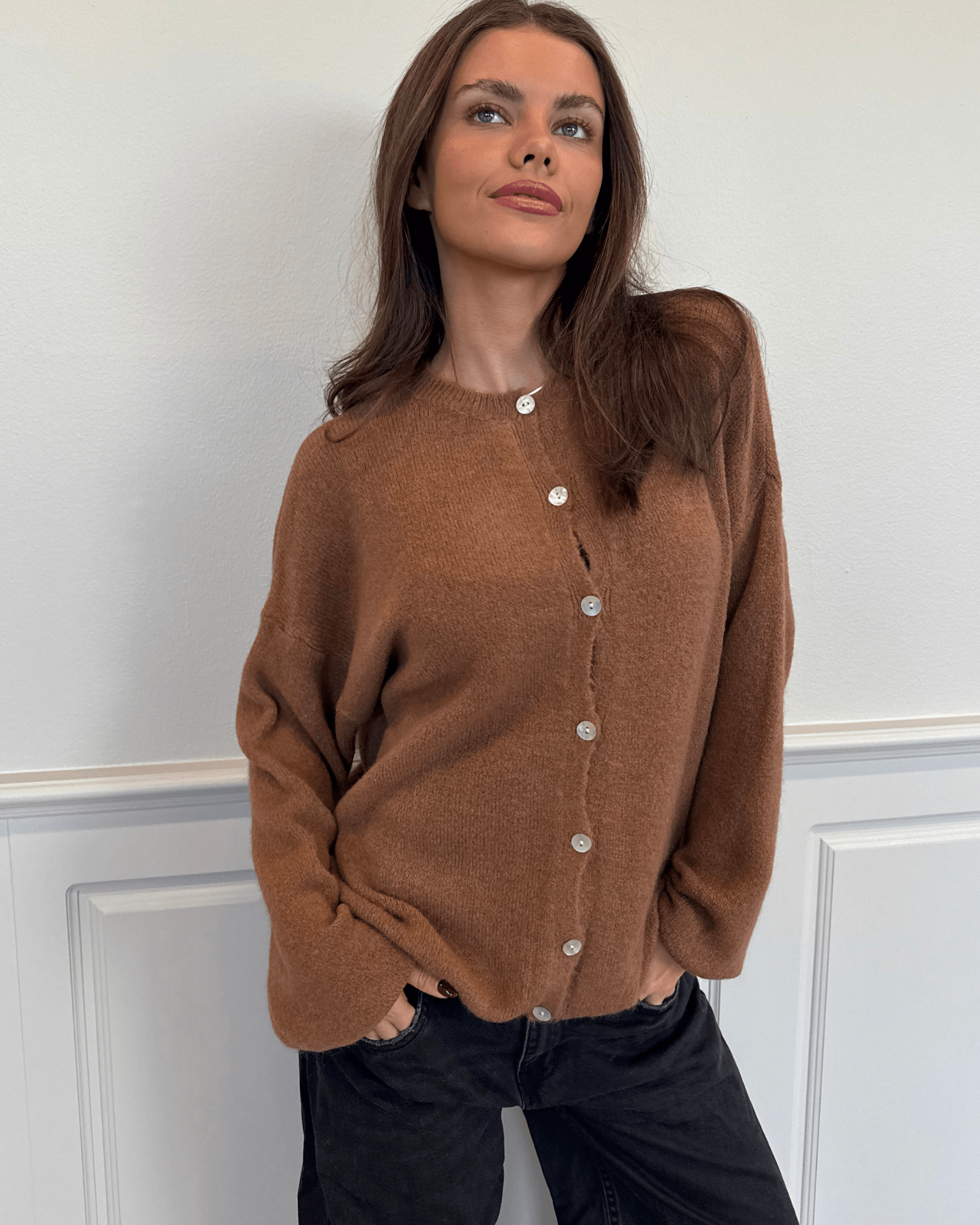 Brun Molli strikcardigan med hvide knapper og rund halsudskæring