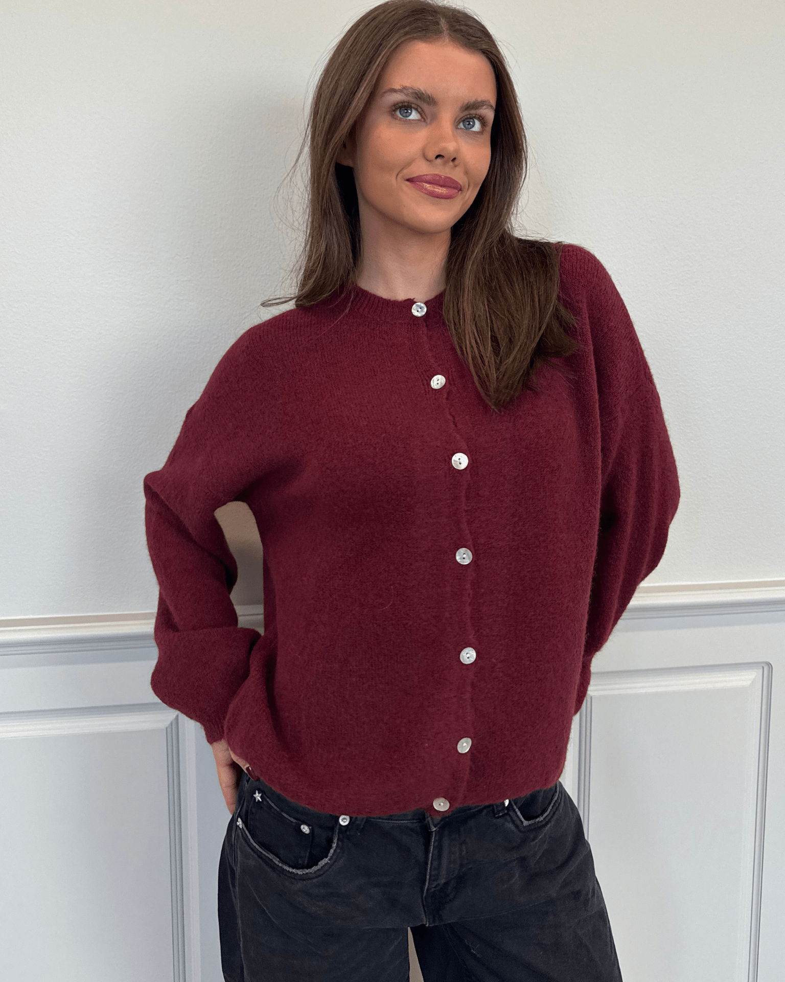 Vinrød Molli strik cardigan med hvide knapper, båret af model