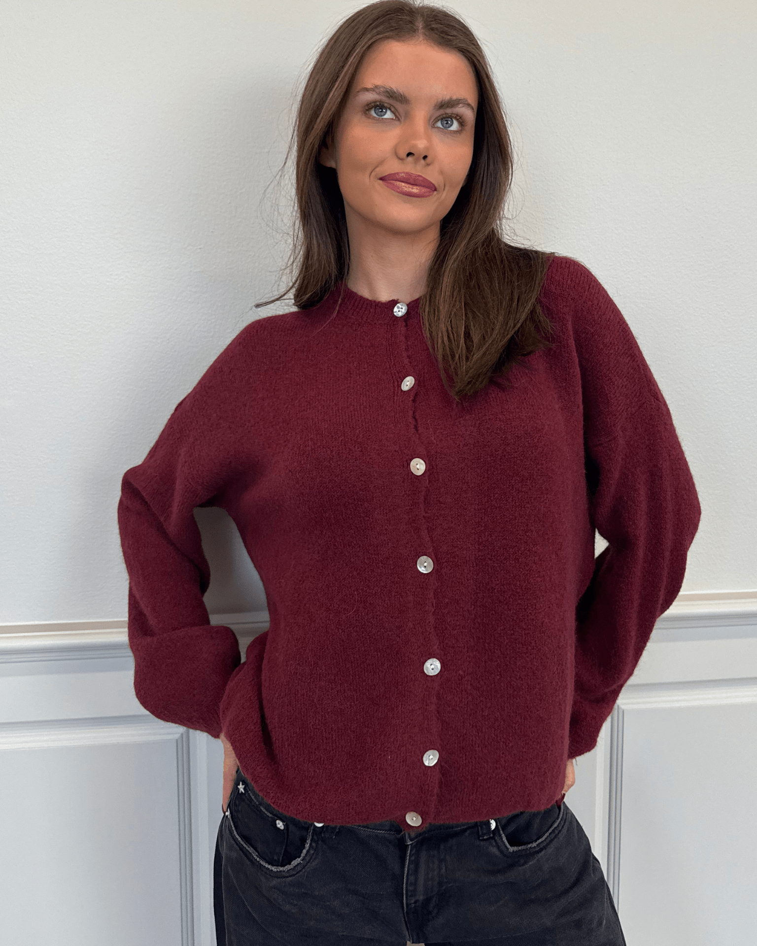 Vinrød Molli strik cardigan med knapper vist på model