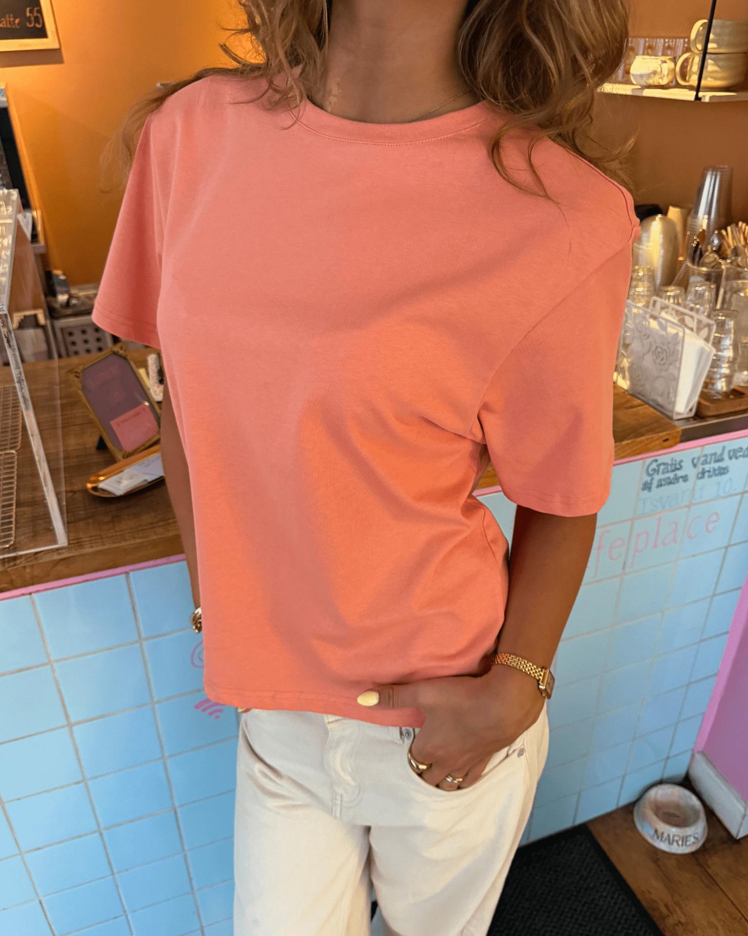 Oversize coral T-shirt i bomuldsblanding med korte ærmer fra Din Vintage Shop