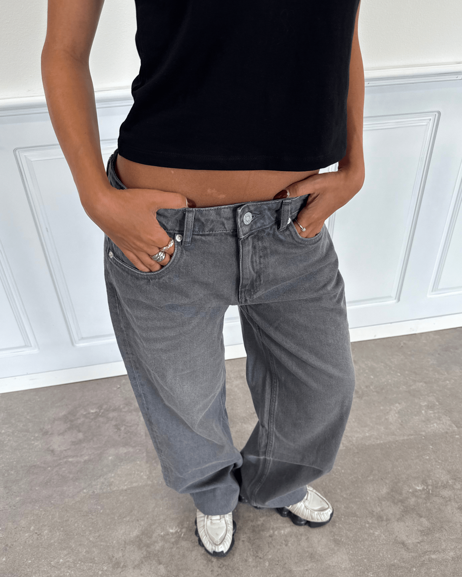 Mørkegrå Esther jeans i baggy fit med lav talje og blød bomuldskvalitet