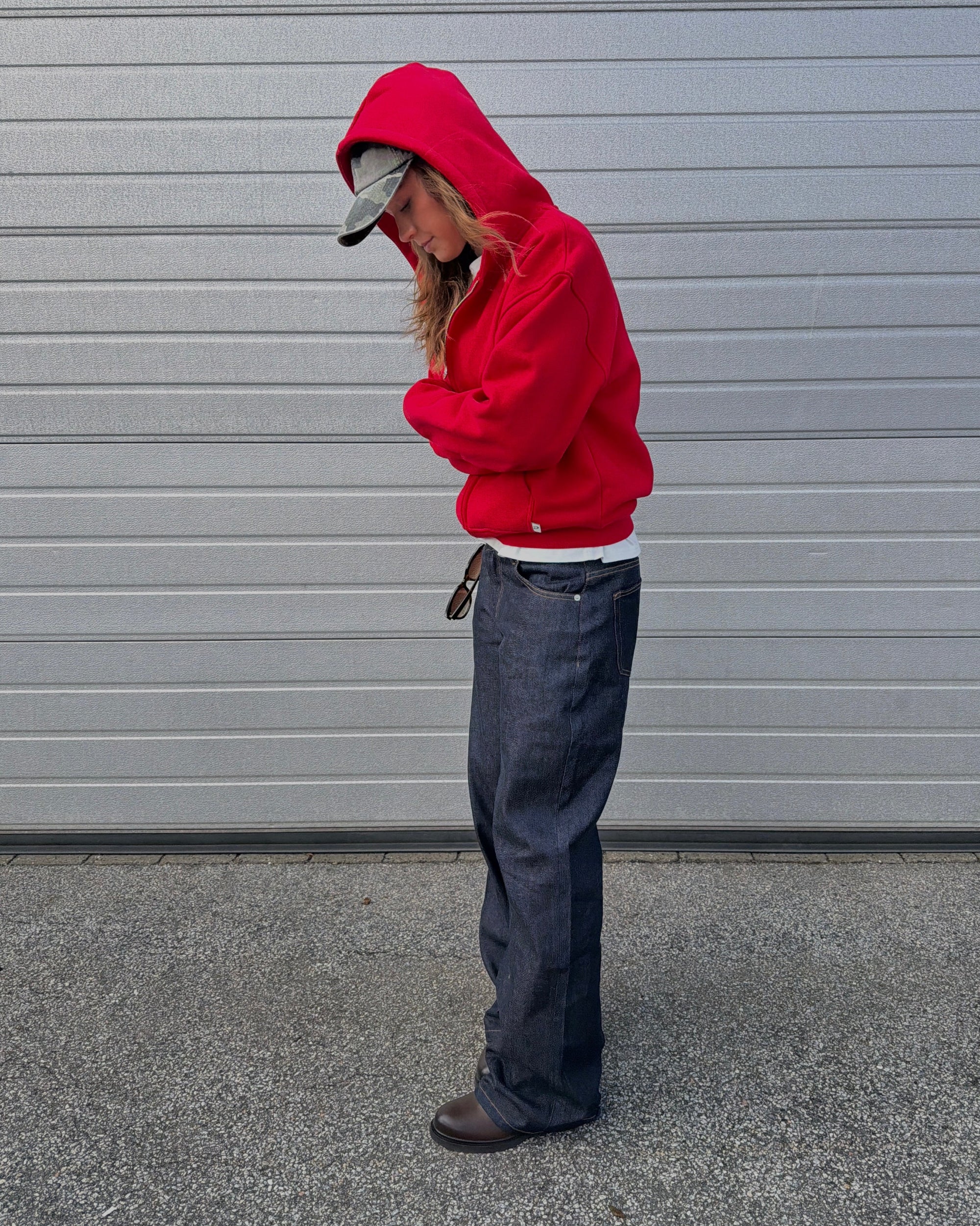 Mørkeblå baggy Esther jeans med lav talje, stylet med rød hættetrøje