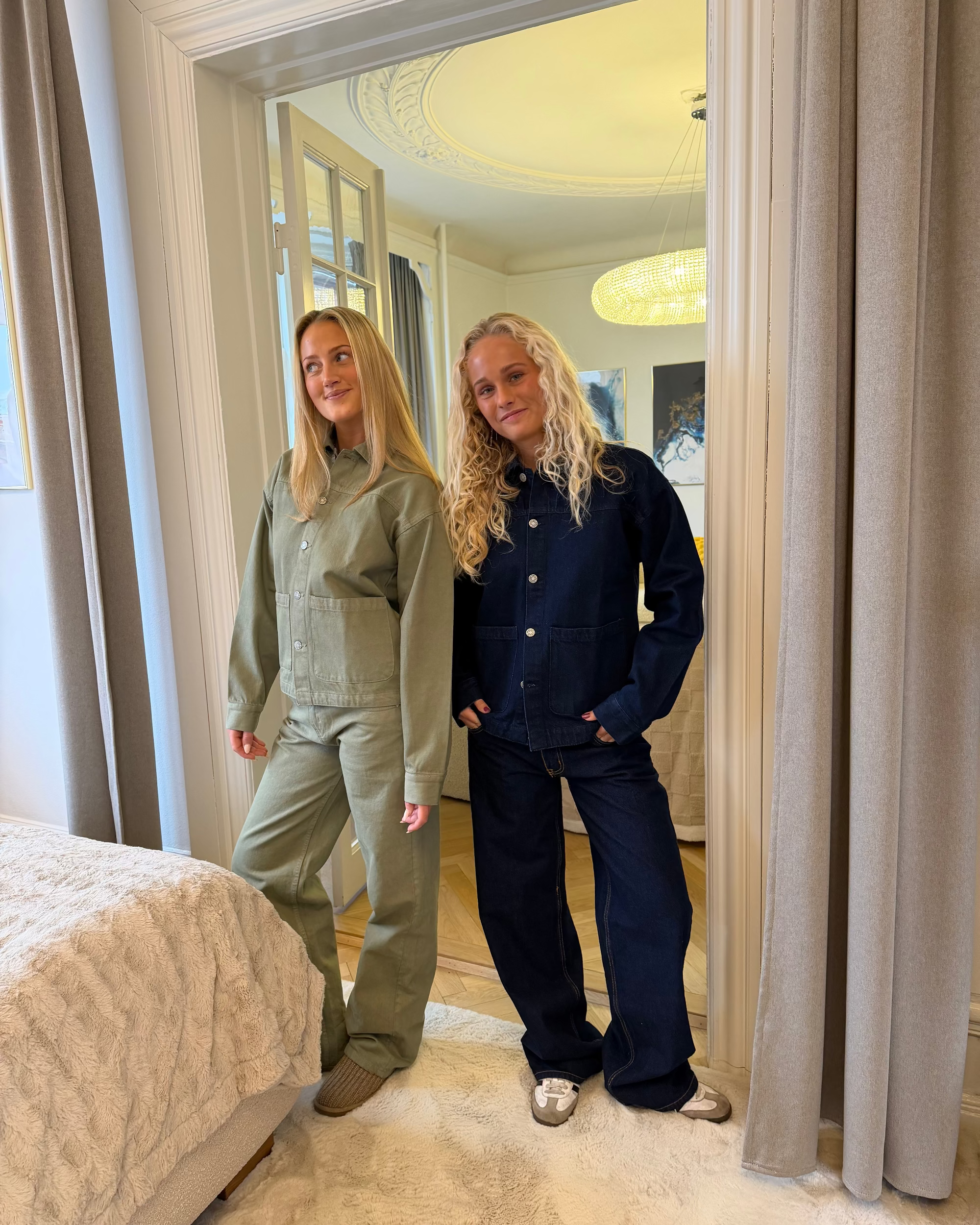 Grøn Sia denimjakke og matchende Esther jeans i bomuld på model