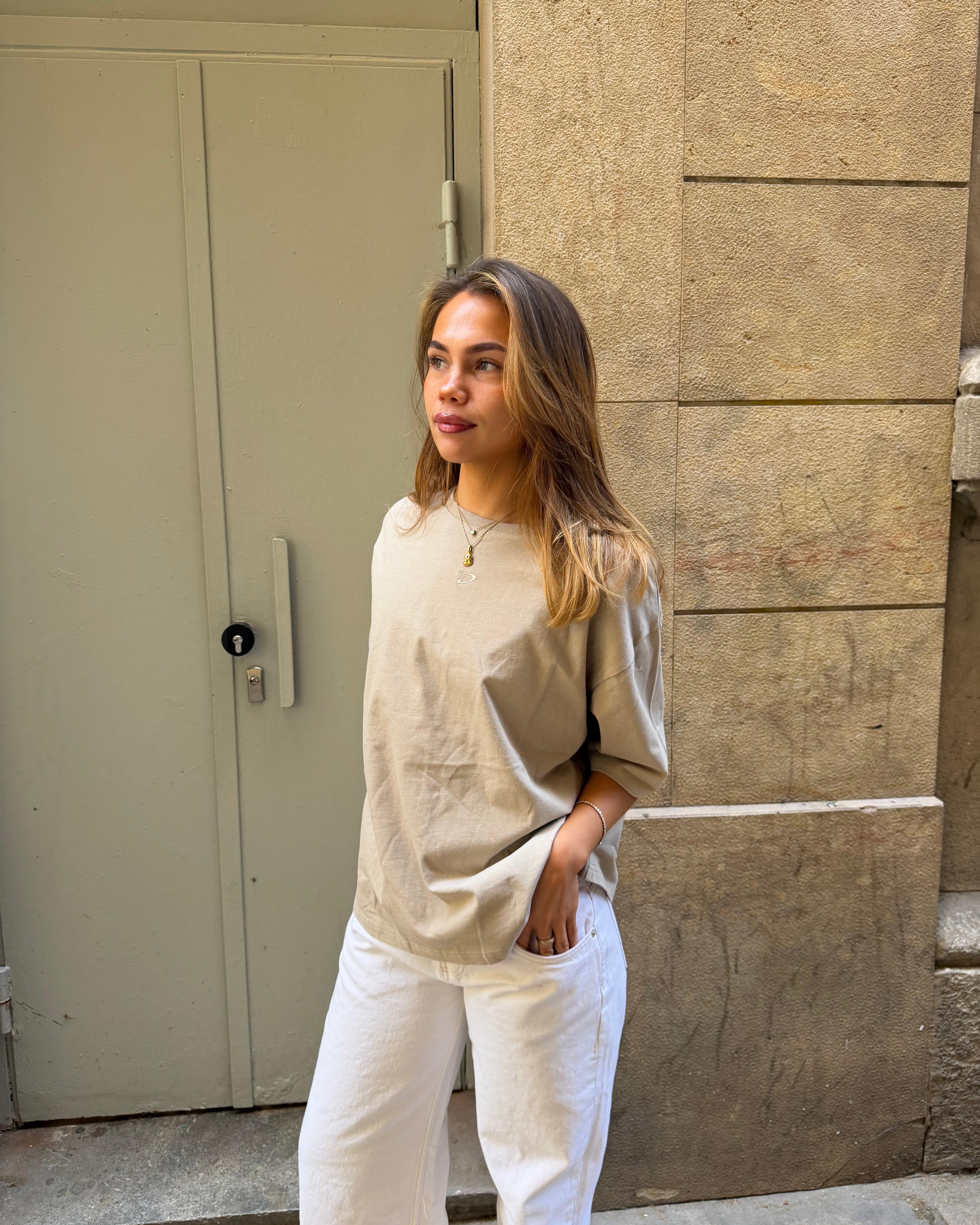 Taupefarvet ACE boxfit t-shirt i bomuld med broderet logo, vist på model