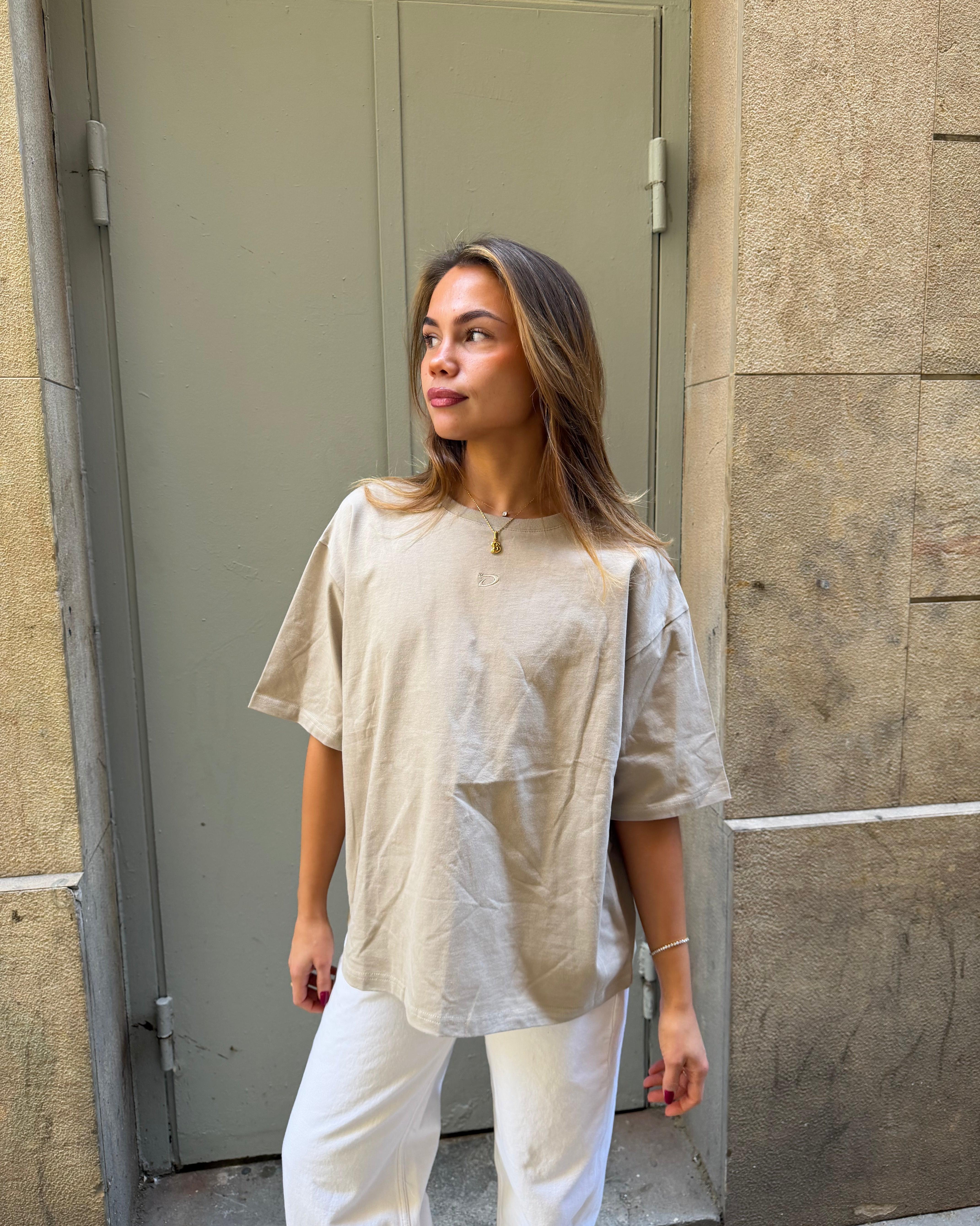 Taupefarvet ACE boxfit t-shirt i bomuld med broderet logo på brystet