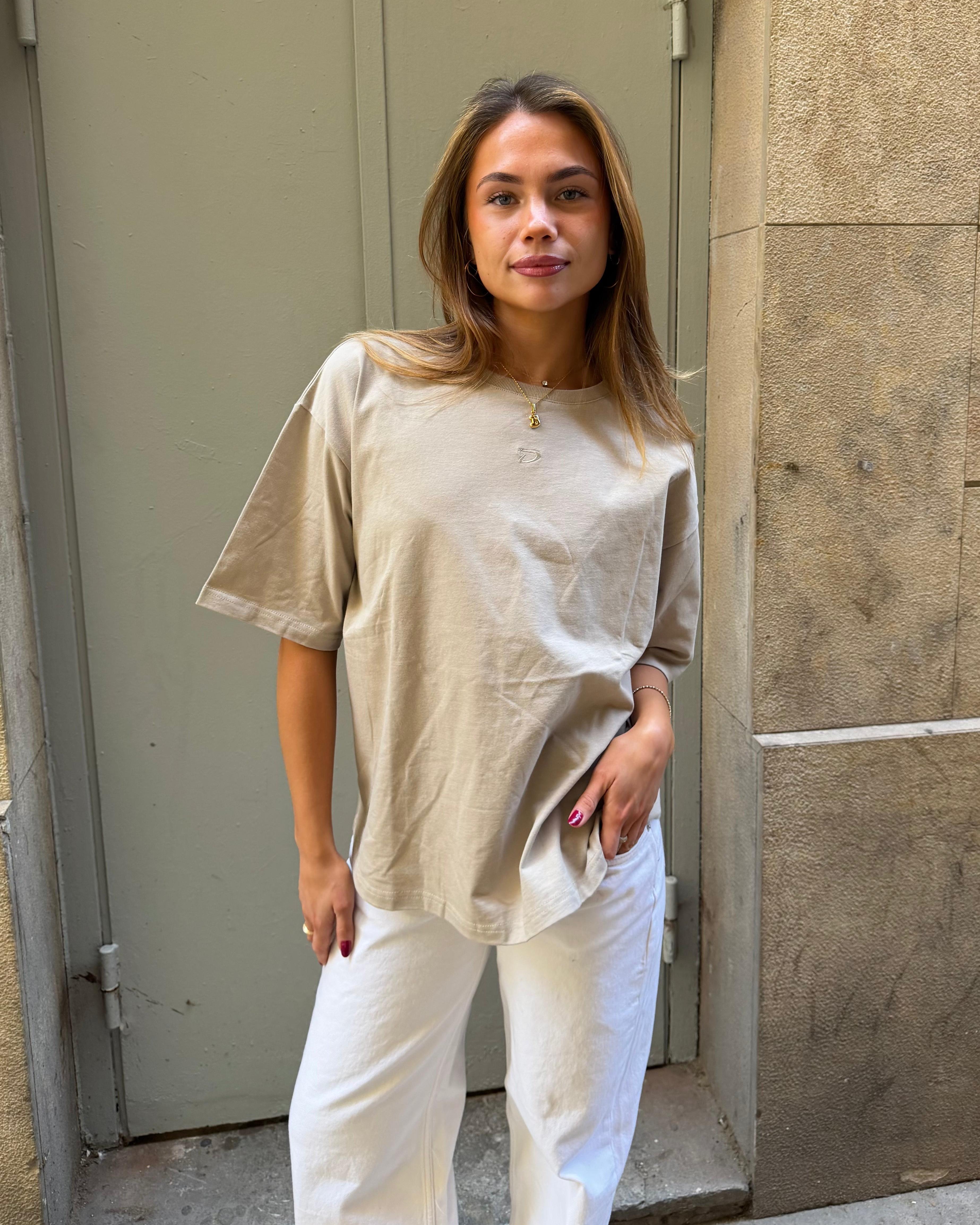 Taupefarvet ACE boxfit t-shirt i bomuld med broderet logo på brystet