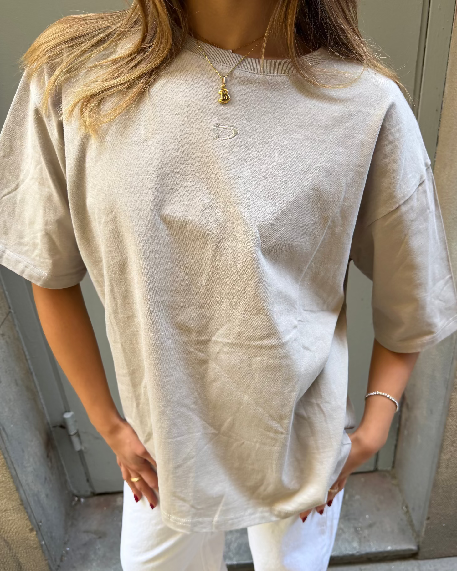 Taupefarvet ACE boxfit t-shirt i bomuld med broderet logo på brystet