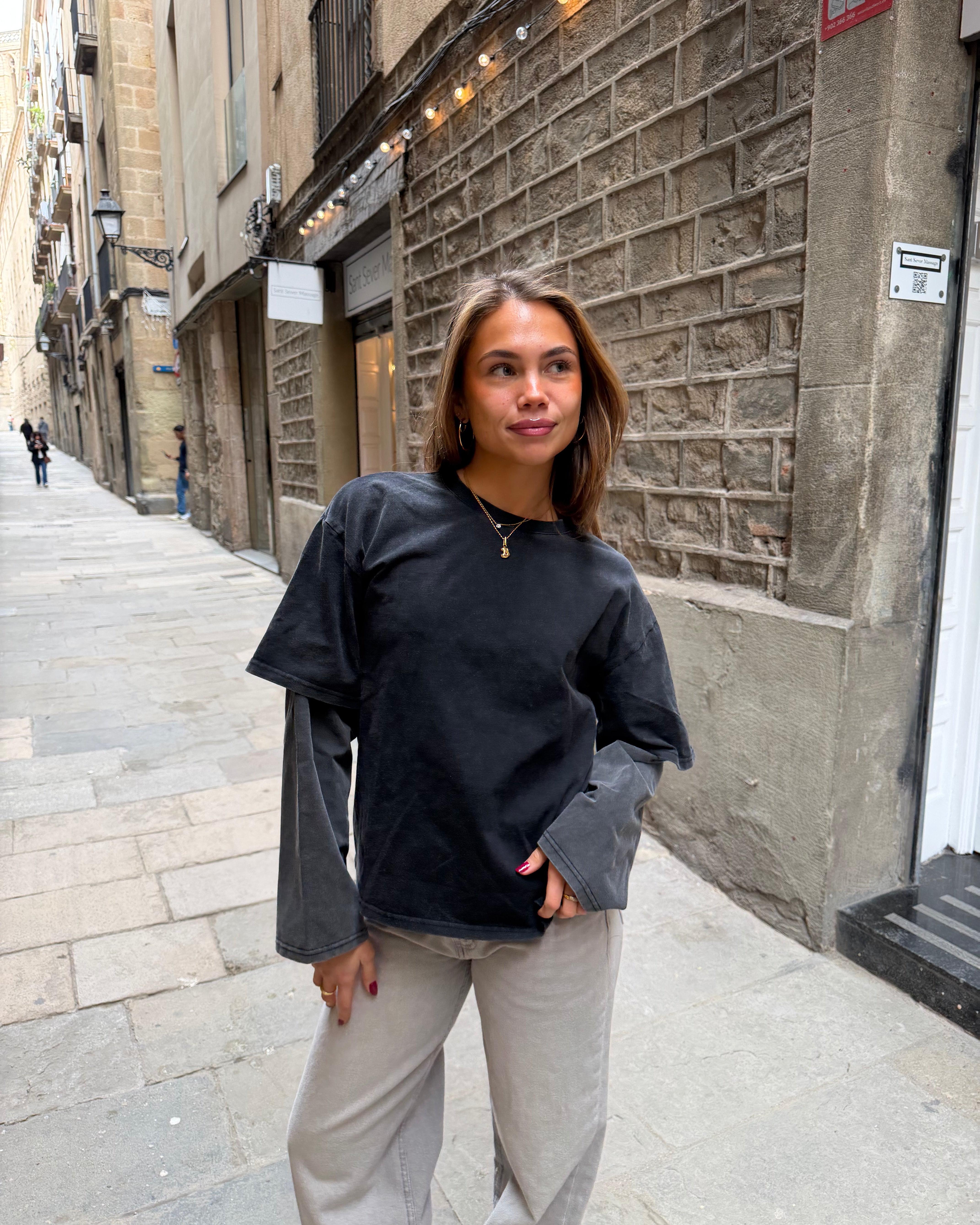 Oversize mørkegrå og vasket sort Alvia layered tee med lange, vide ærmer