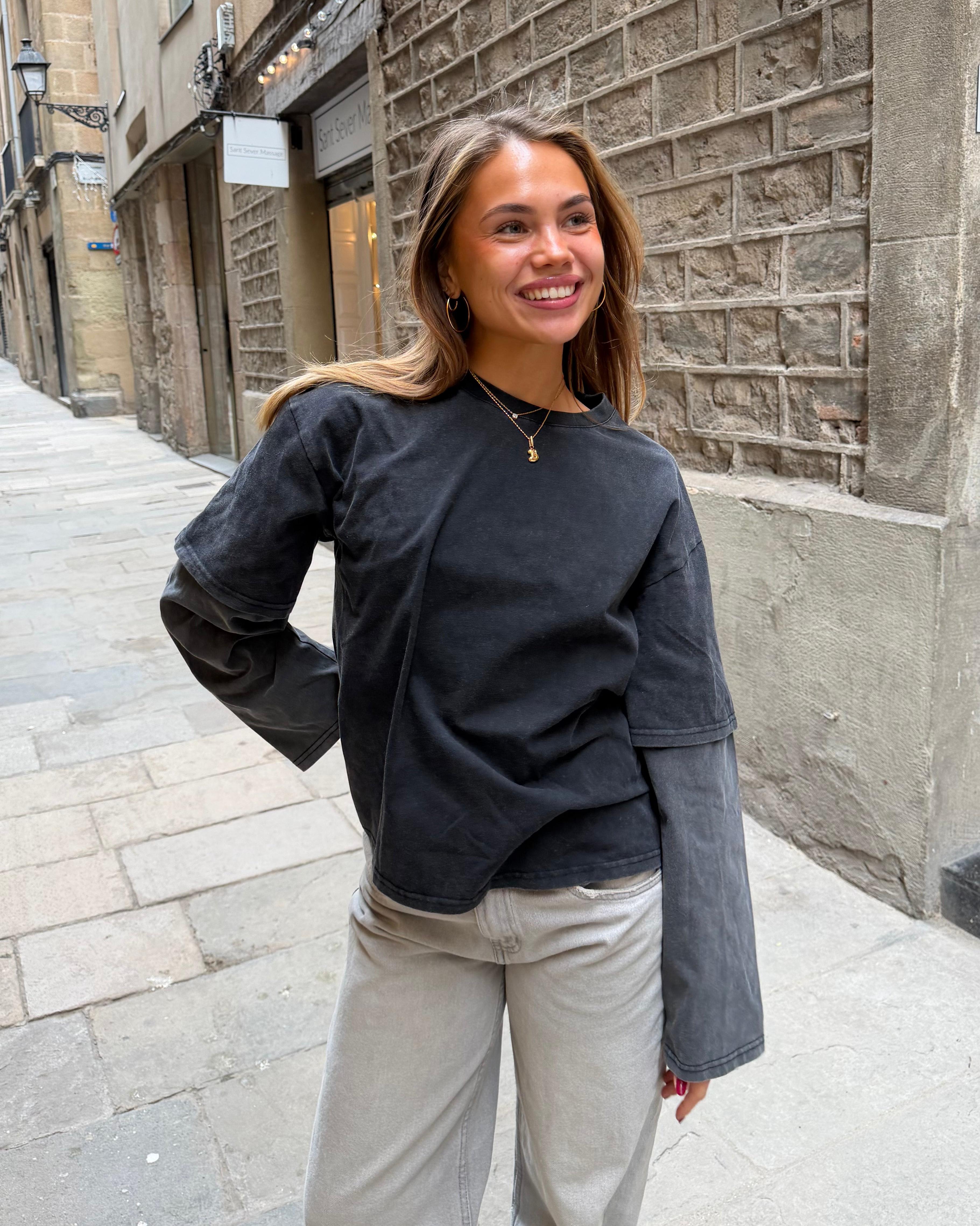 Oversize mørkegrå og sort Alvia layered t-shirt i bomuld med lange ærmer