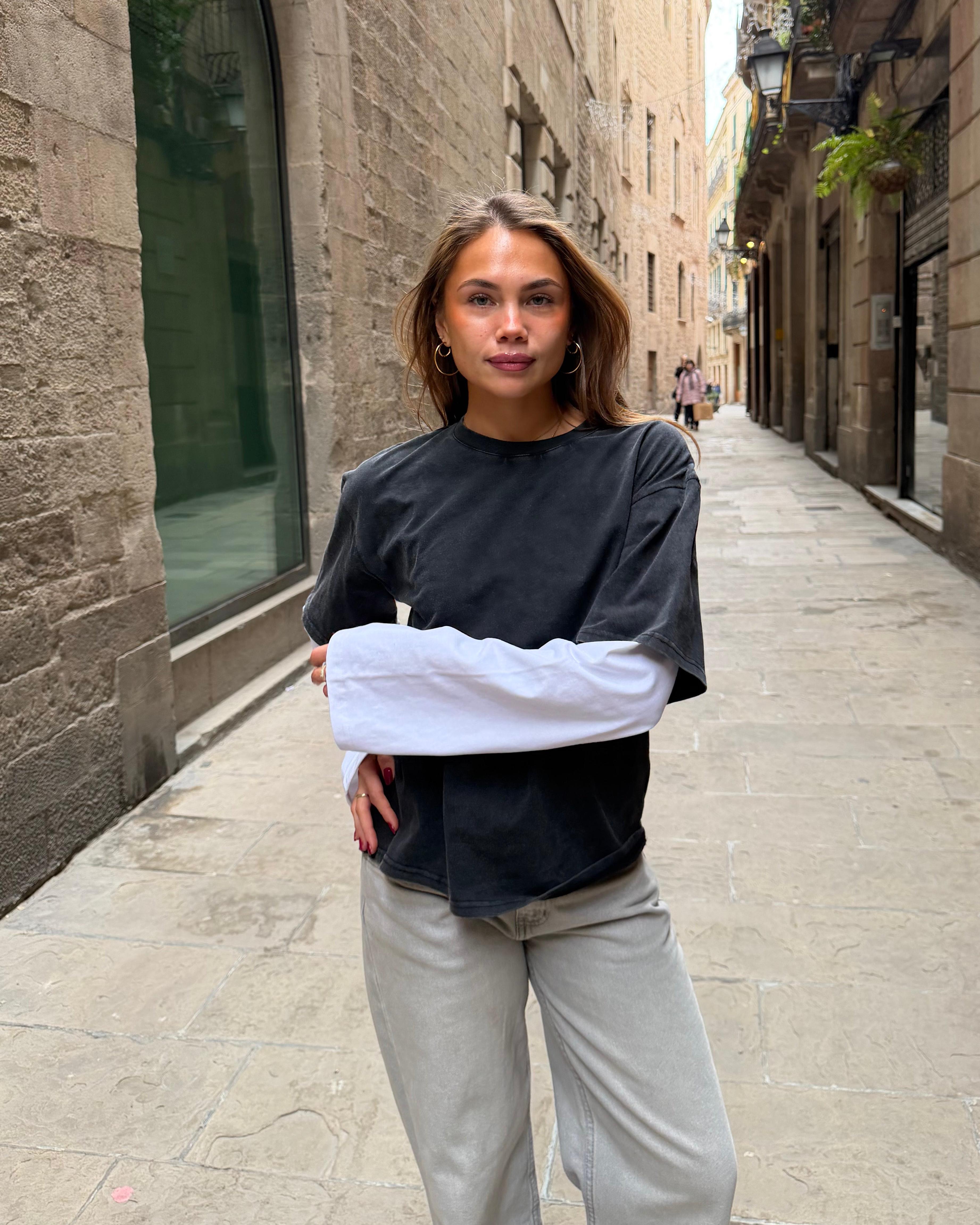 Alvia layered tee i sort og hvid bomuld med oversize pasform og lange ærmer.