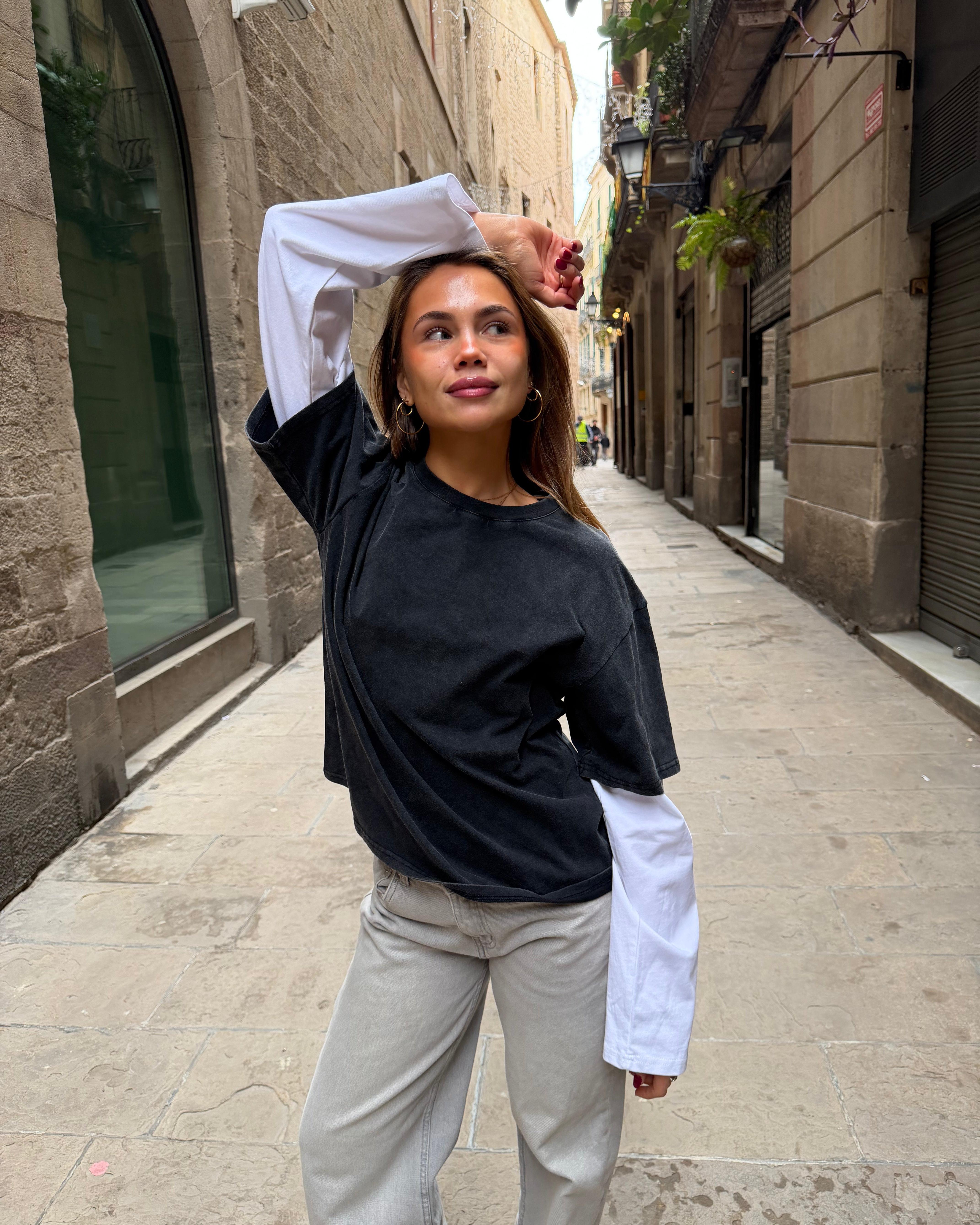 Alvia layered tee i sort og hvid bomuld med lange ærmer og oversize pasform