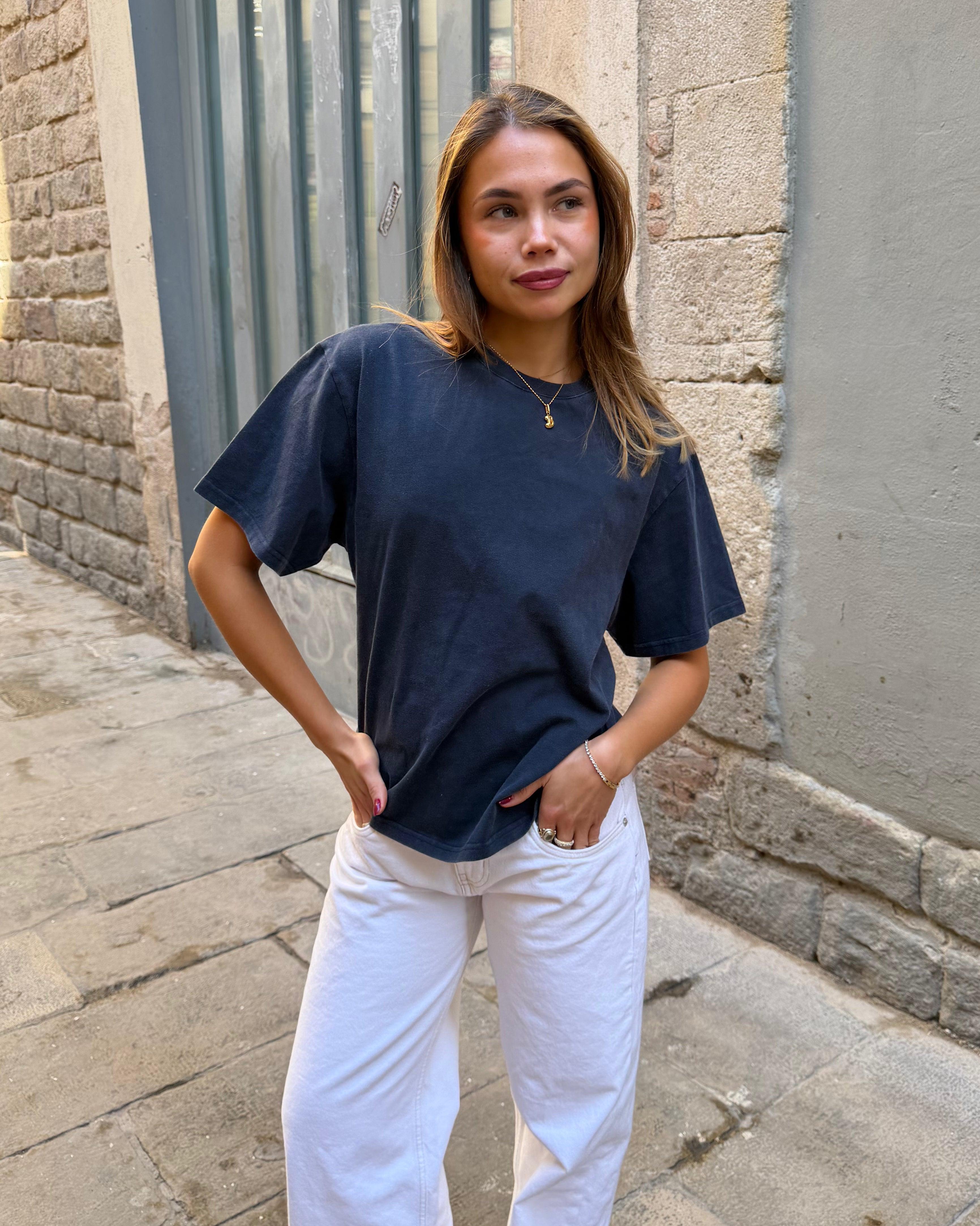 LYKKE WASHED TEE - NAVY - fra Dinvintageshop