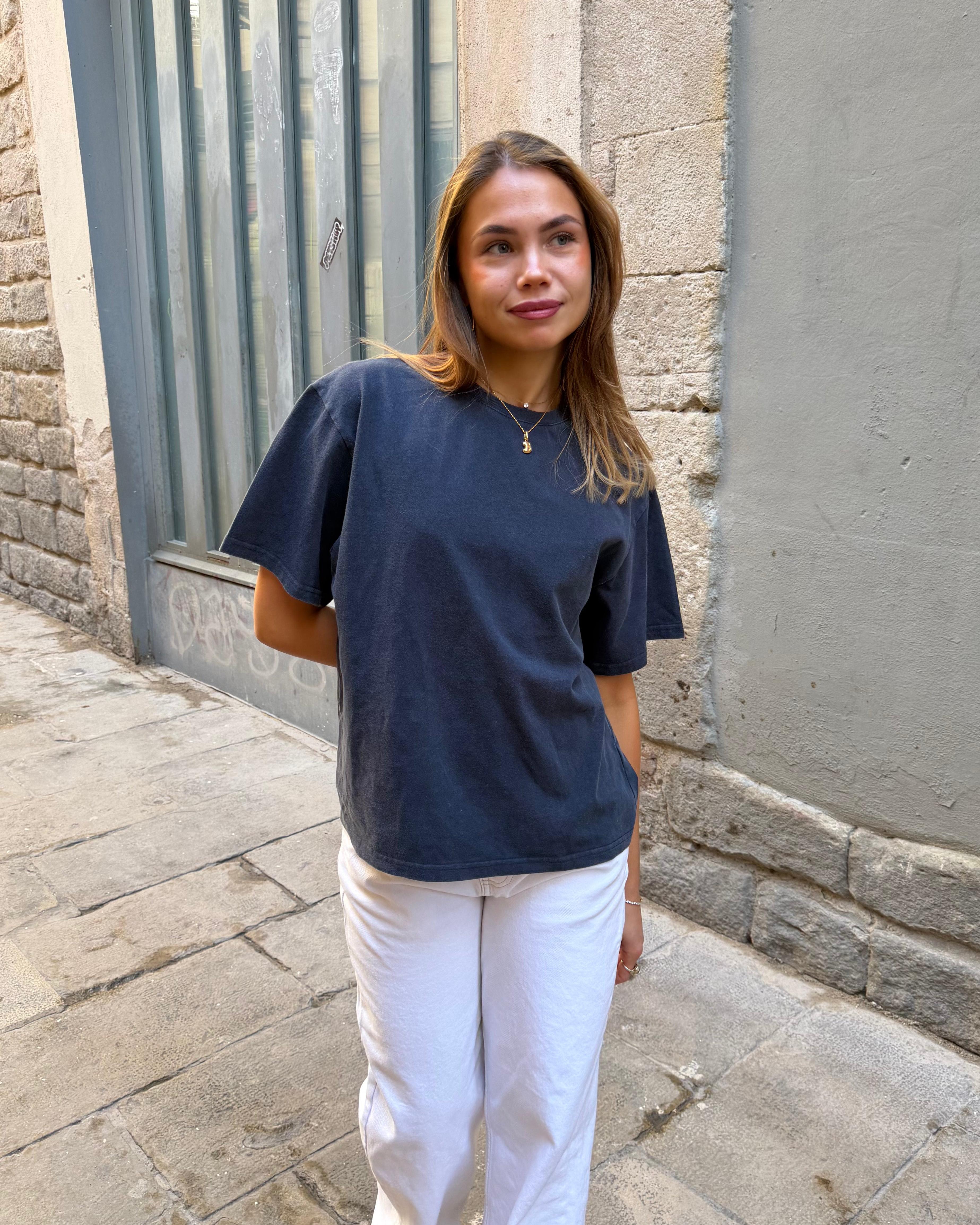 LYKKE WASHED TEE - NAVY - fra Dinvintageshop