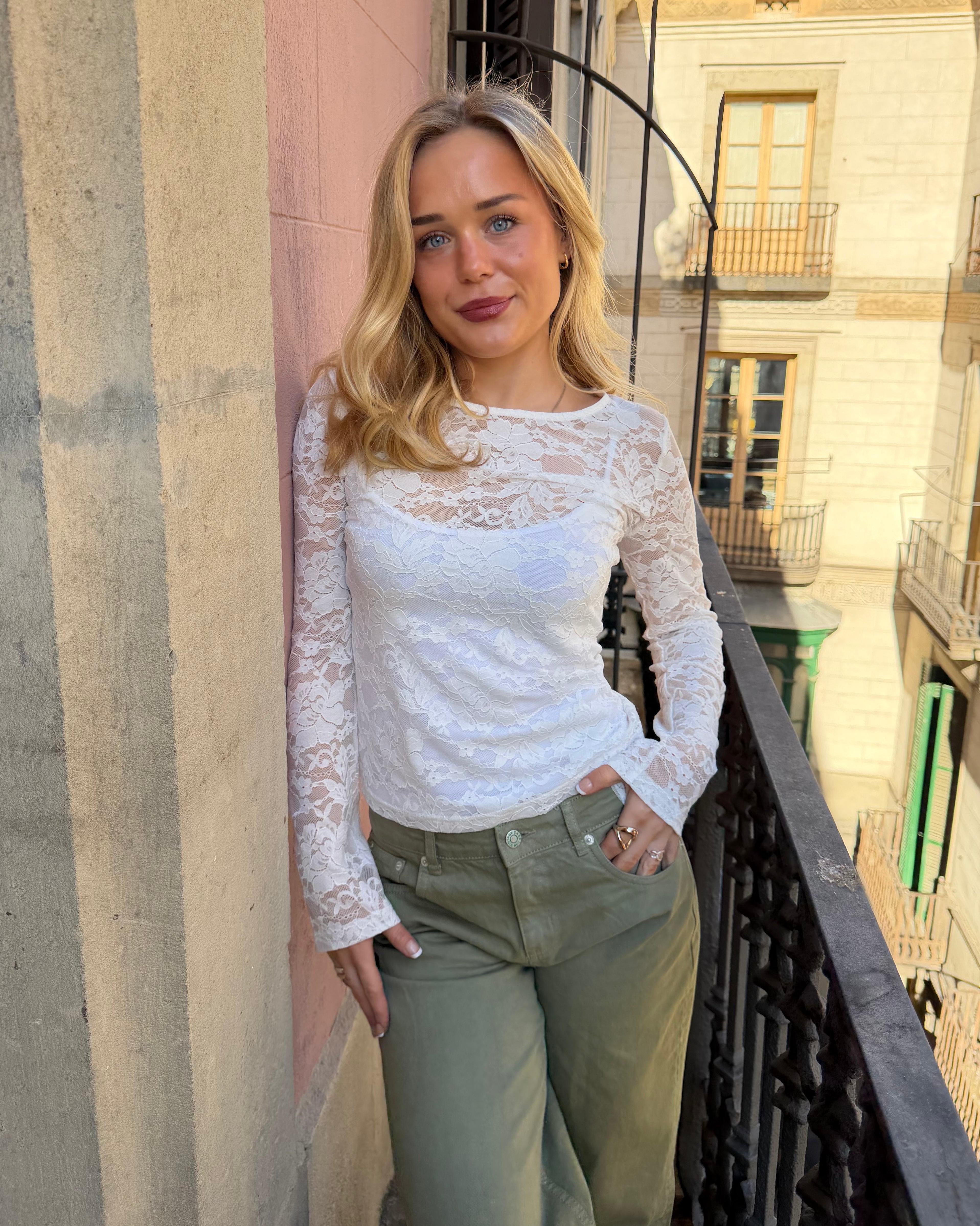 Hvid Alix langærmet bluse i gennemsigtigt blondestof med blomstermønster