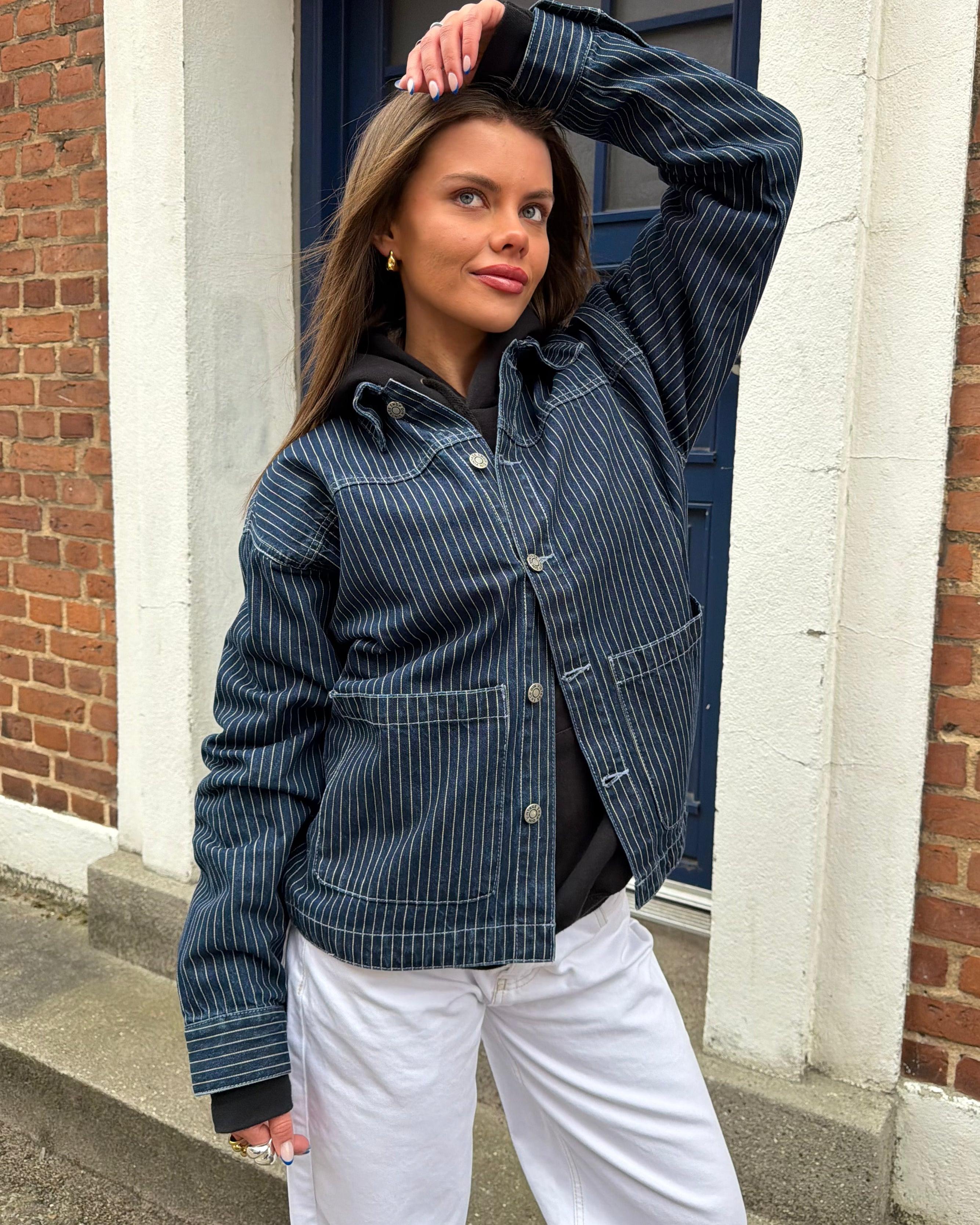 Mørkeblå stribet Sia denimjakke med knapper og lommer fra Din Vintage Shop.