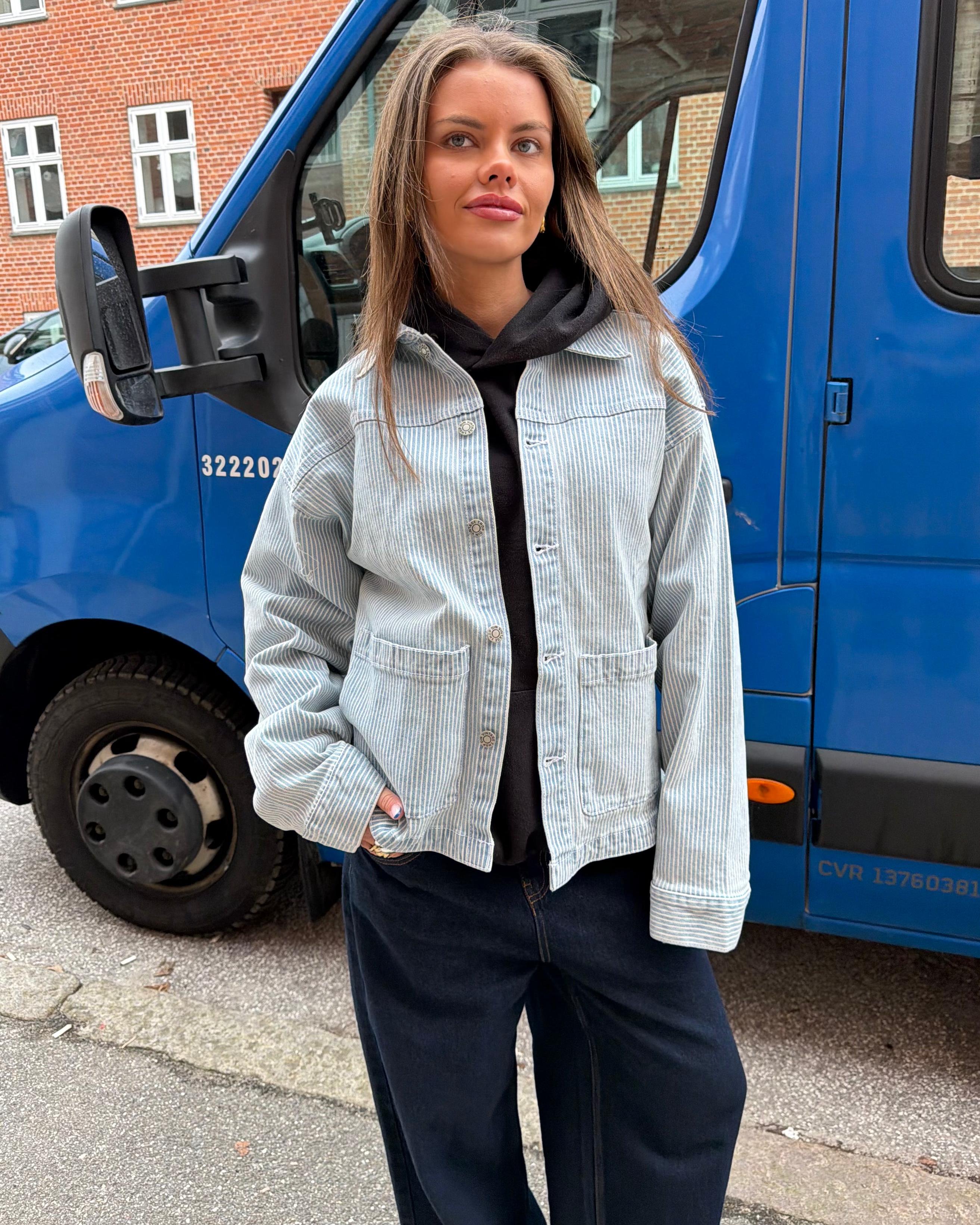 Sia denimjakke i light stripe med knapper og lommer foran