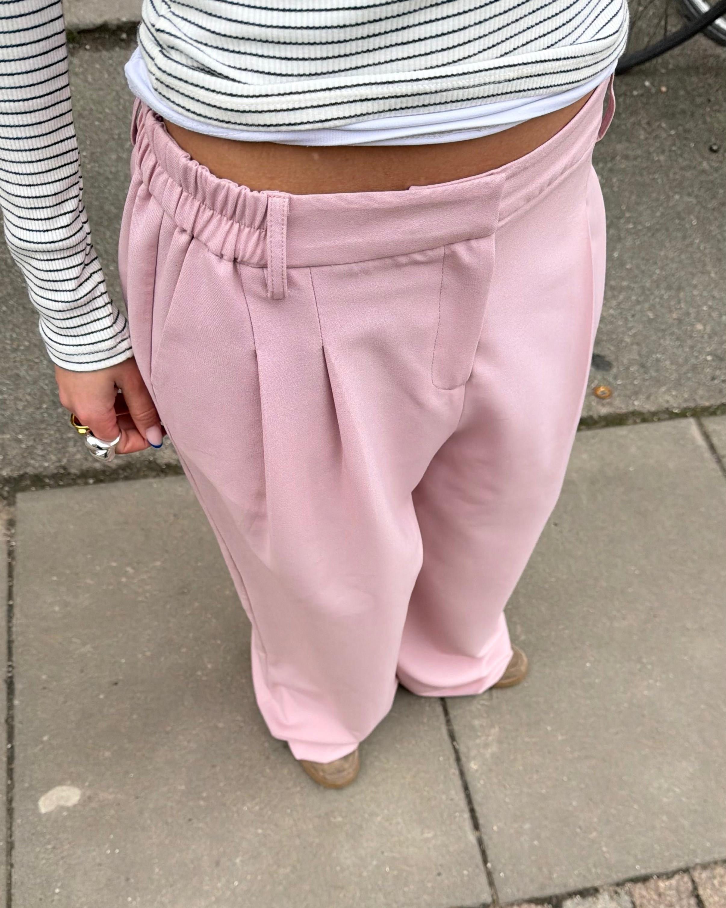 Lyserøde, løstsiddende Aia baggy suit pants med læg og elastik i taljen