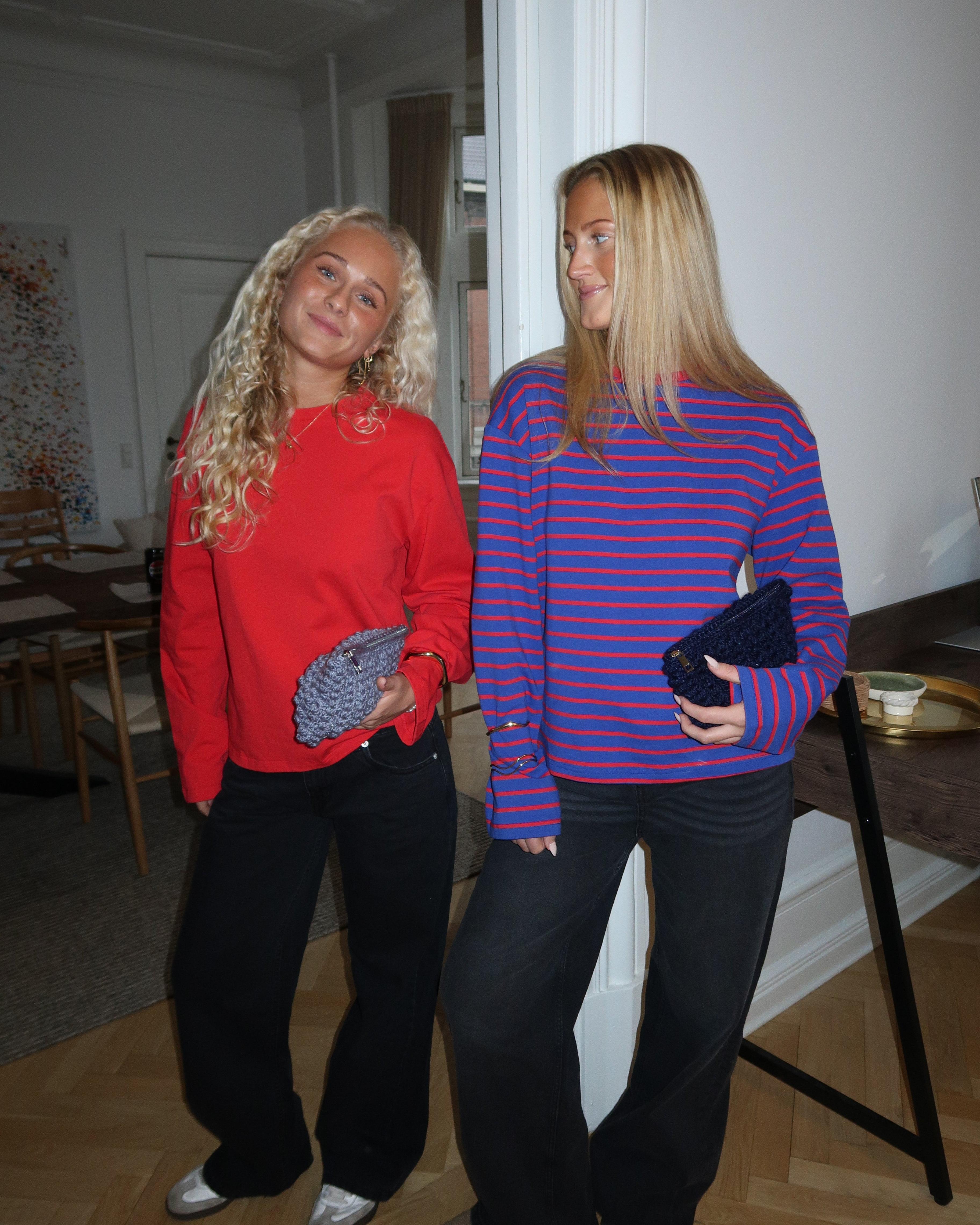To piger med hæklede clutches i navy og grå fra Din Vintage Shop