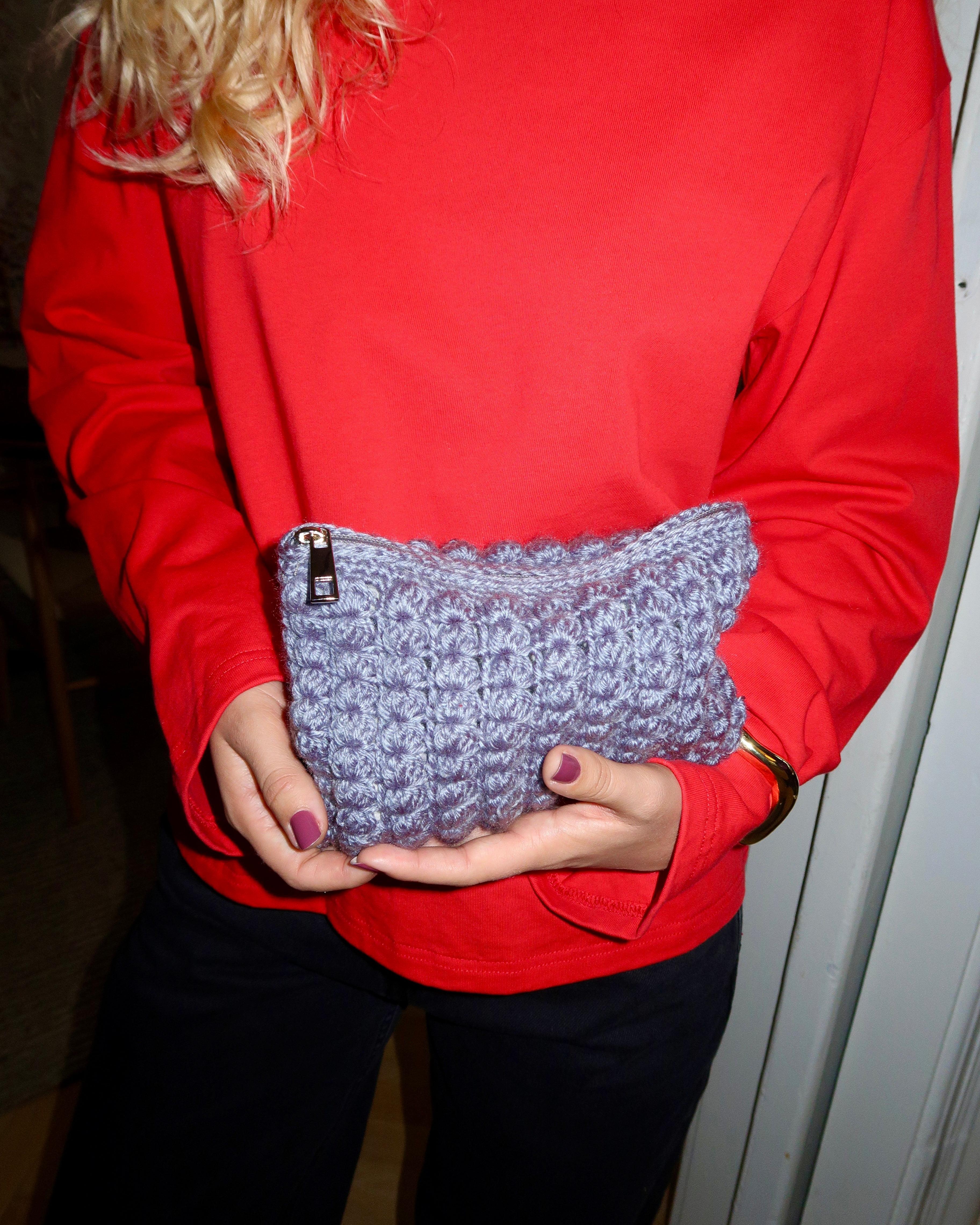 Hæklet grå clutch taske i boblemønster med lynlås fra Din Vintage Shop