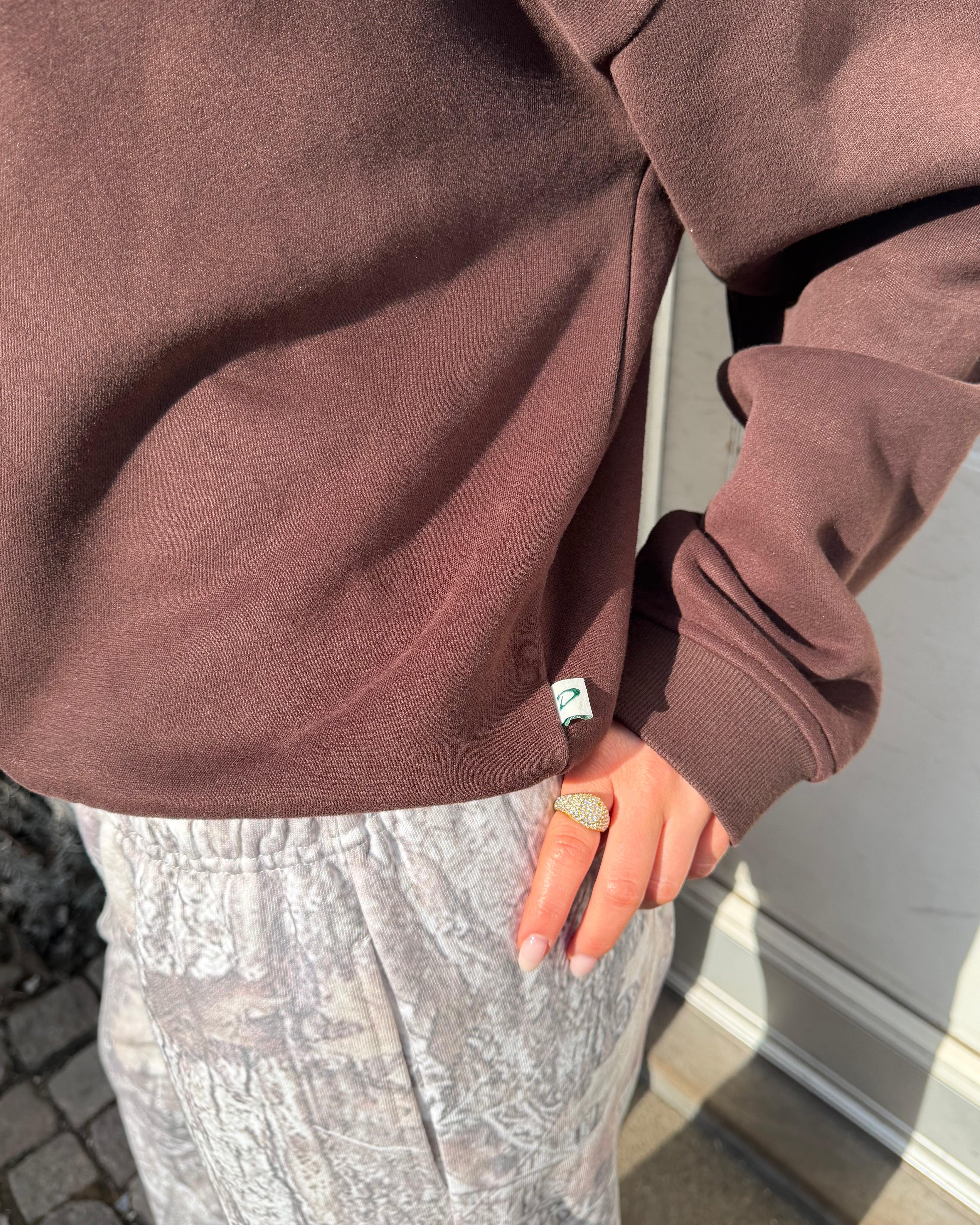 Brun oversized sweatshirt i bomuld med lille logo-mærkat og ribkant ved ærmet