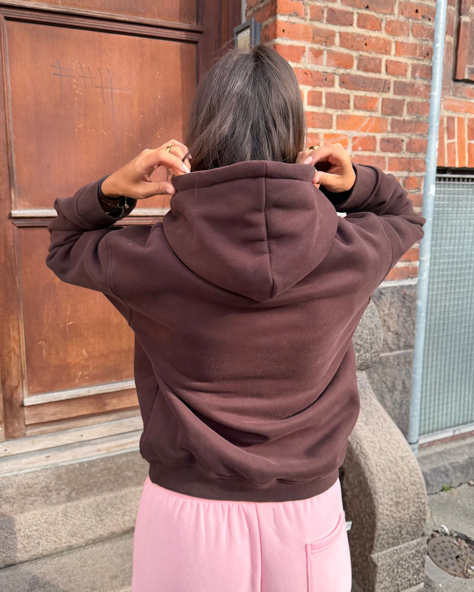 Brun oversized unisex hoodie i blød bomuld set bagfra