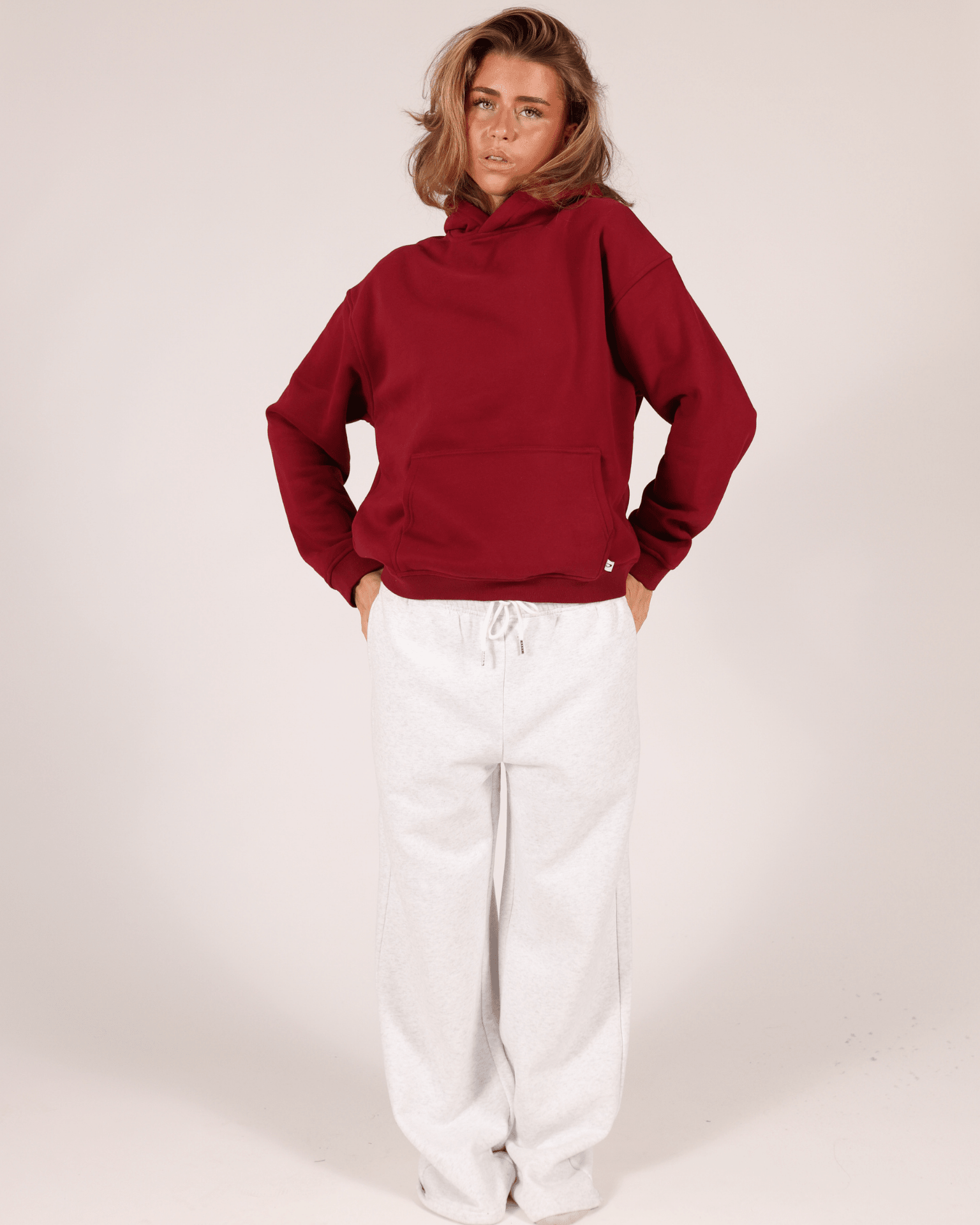 Oversized burgundy hoodie i bomuld med kængurulomme og hvide joggingbukser