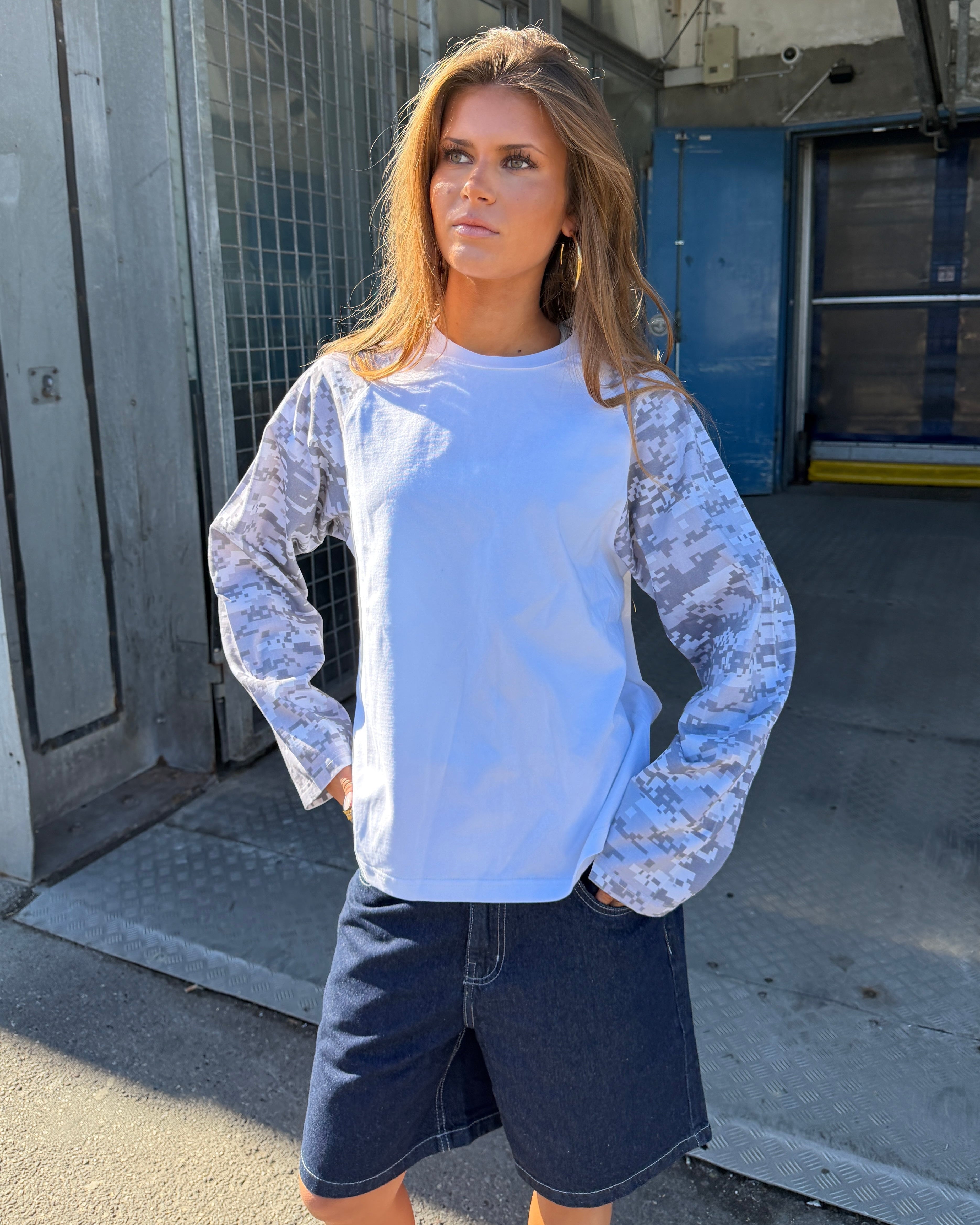 KLARA TEE - WHITE/GREY ARMY
