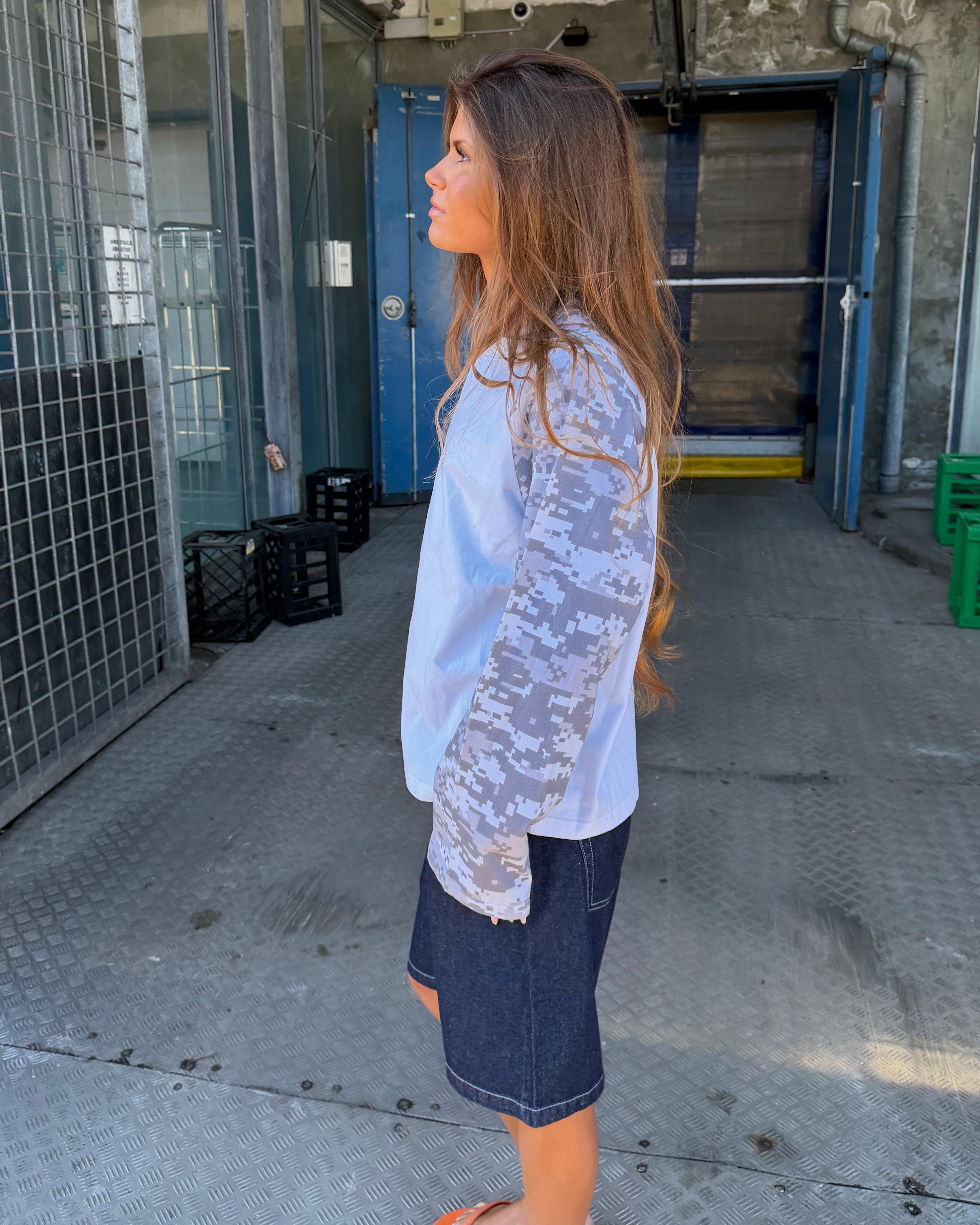 KLARA TEE - WHITE/GREY ARMY