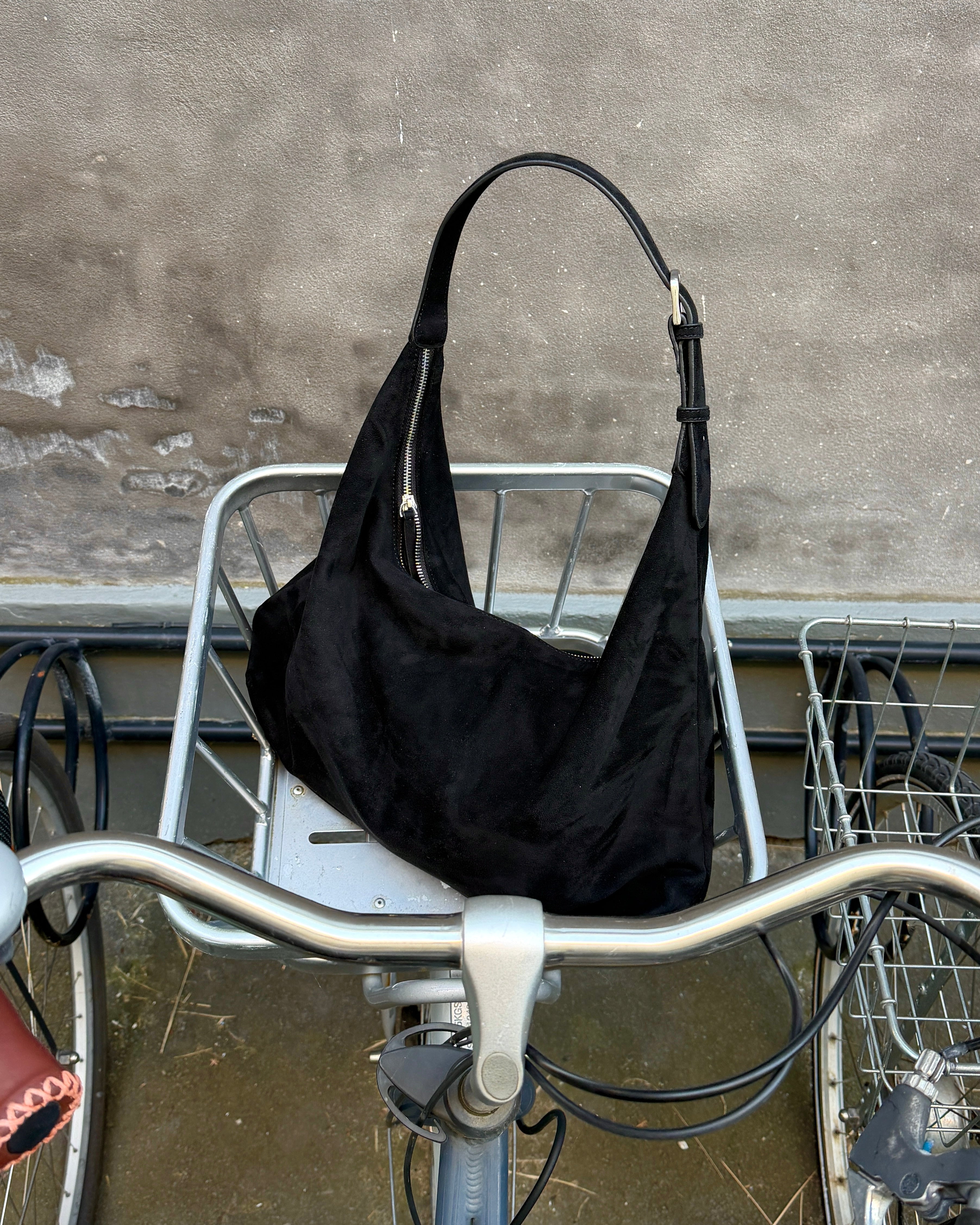 LEAH SUEDE BAG - BLACK - Dinvintageshop