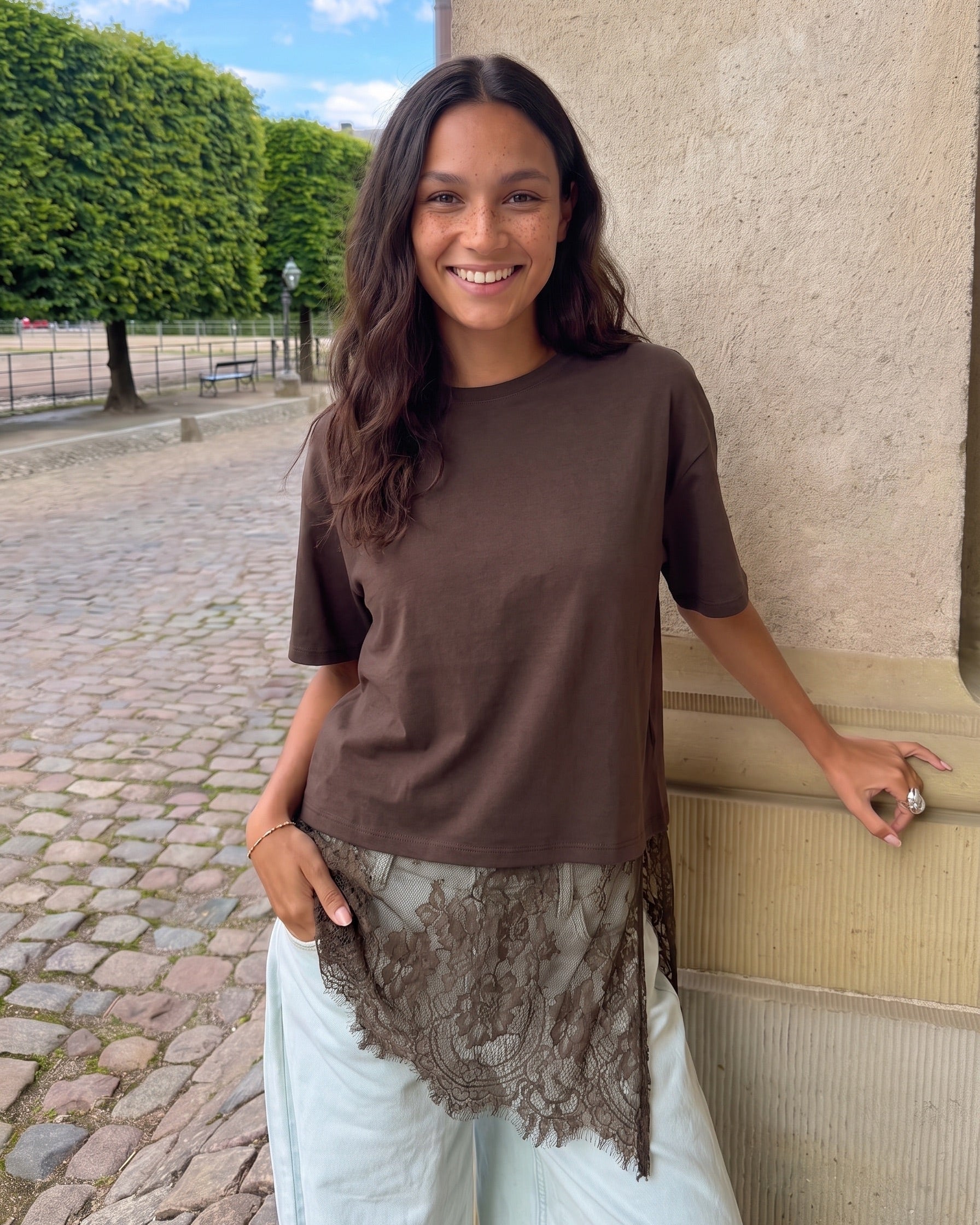 MAVE LACE T-SHIRT - HOT FUDGE