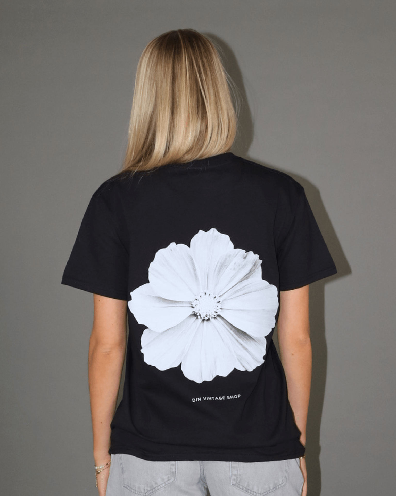 MONOCHROME FLOWER T - SHIRT (rygprint) - SORT - Dinvintageshop