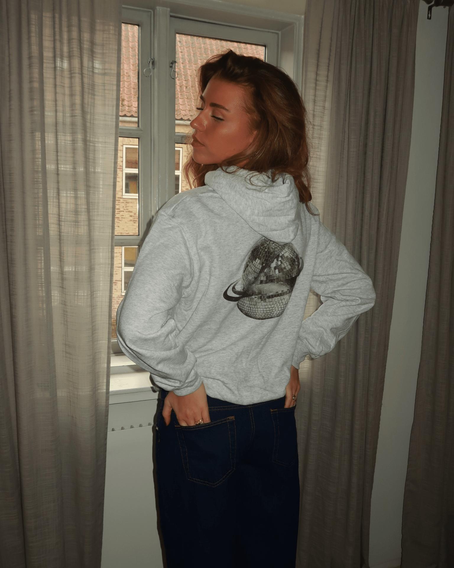 PLANET DISCO (black) HOODIE (rygprint) - GREY