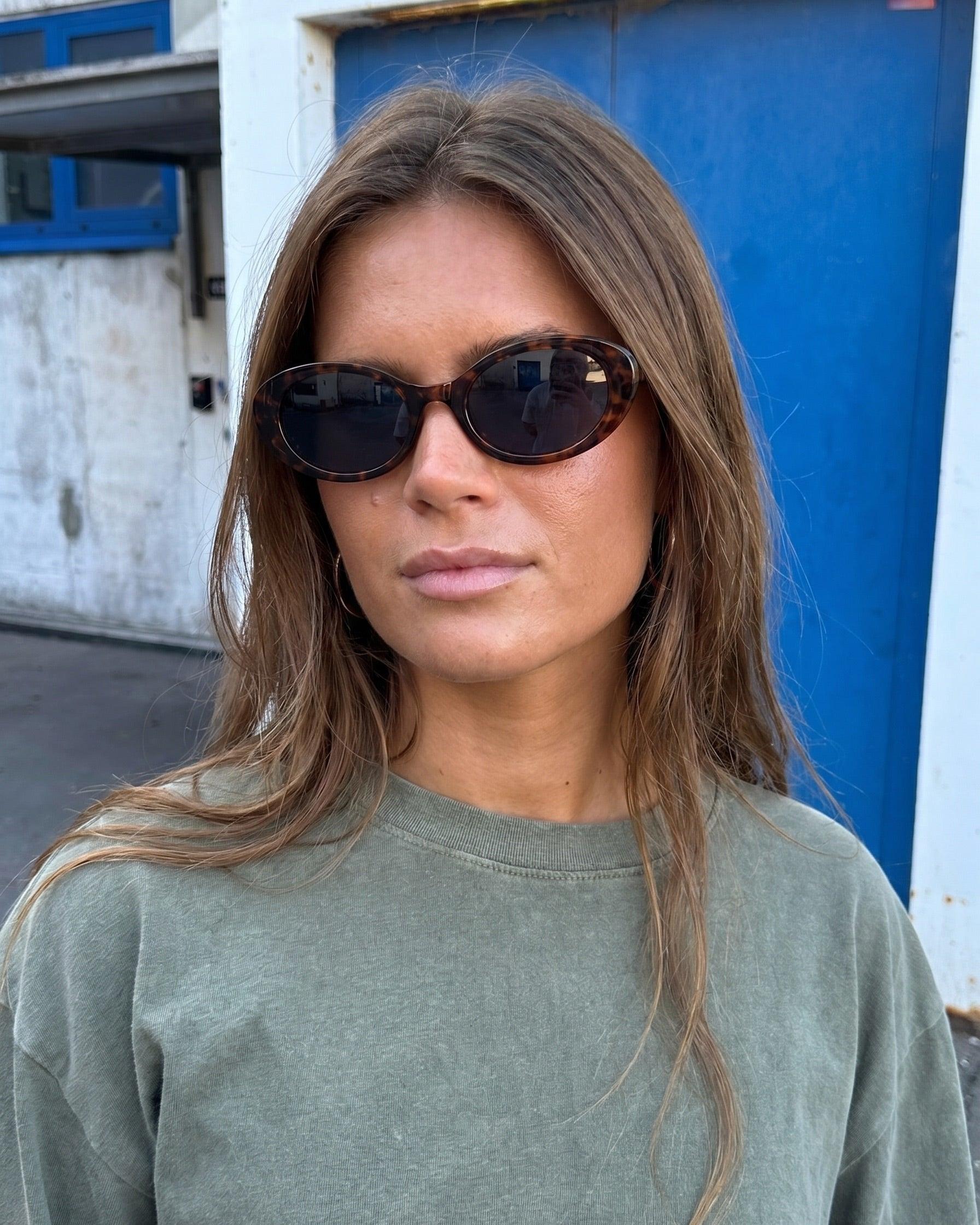 SANNA SOLBRILLER - BROWN/TURTLE