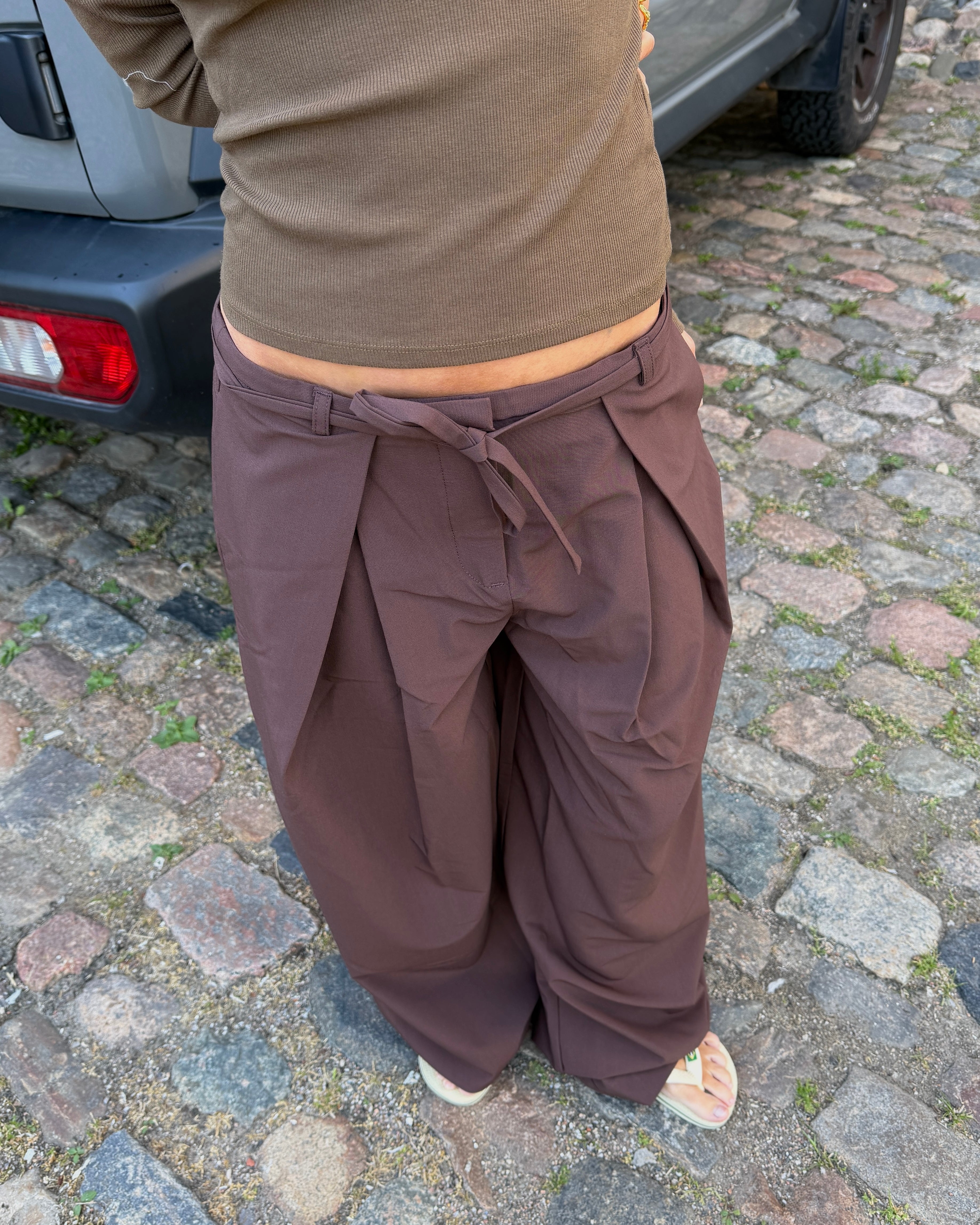 SARAH BAGGY SUIT PANT - BROWN