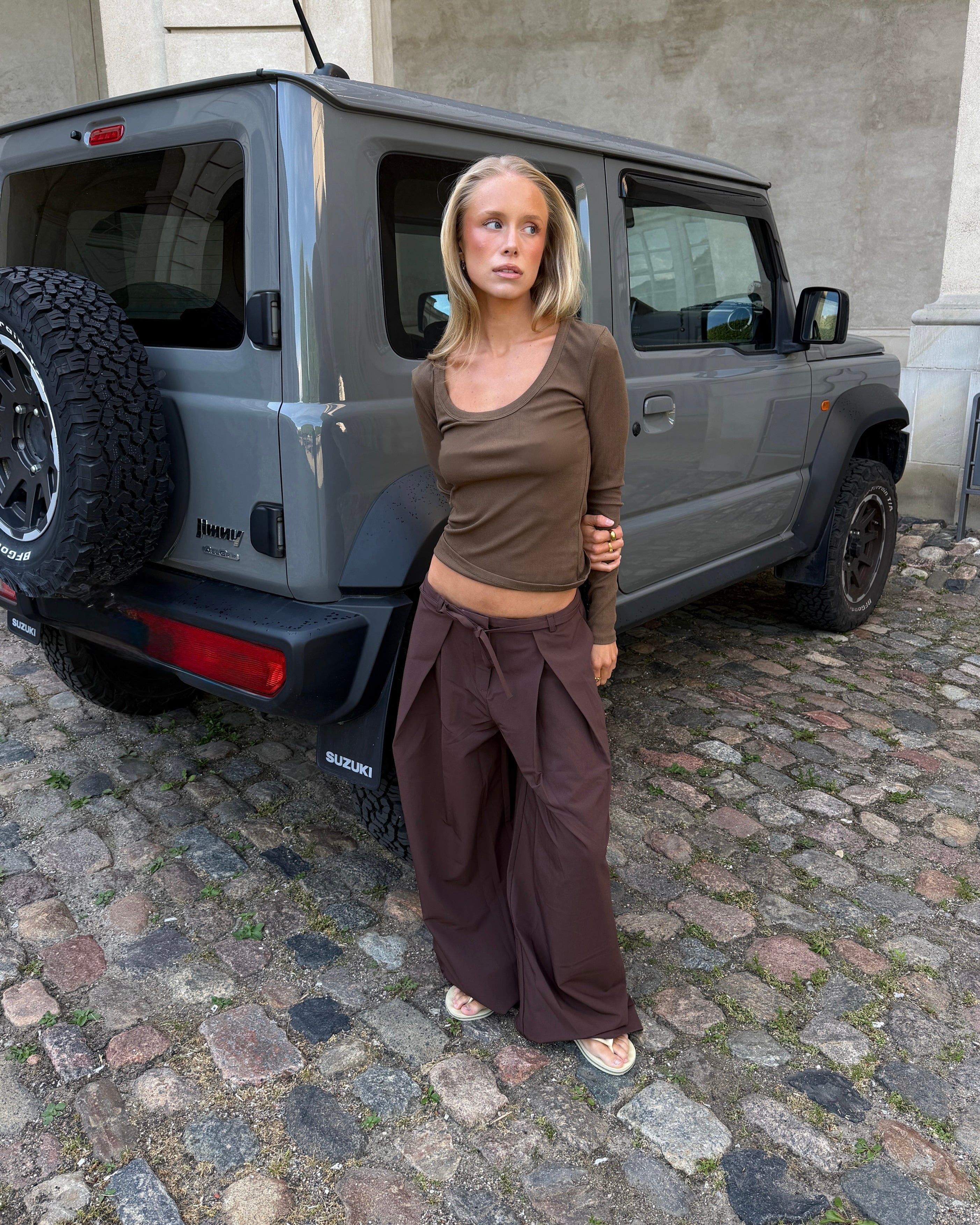 SARAH BAGGY SUIT PANT - BROWN