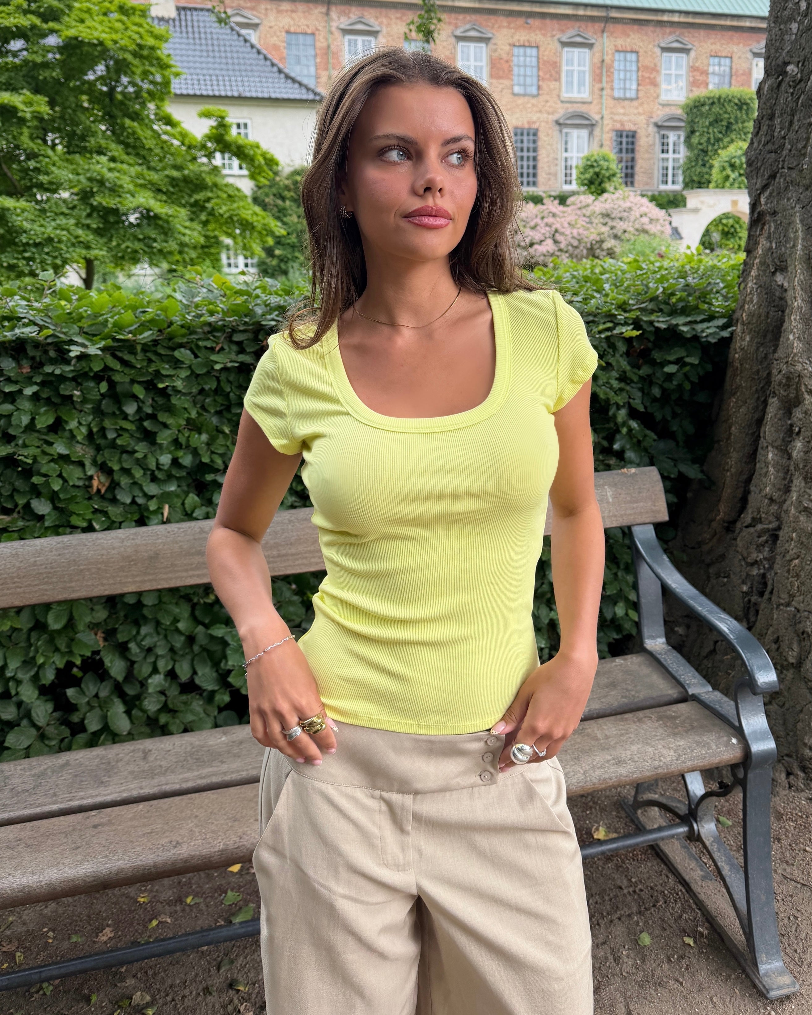 THEA KORTÆRMET T-SHIRT - BUTTER YELLOW