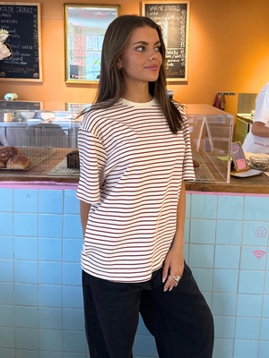 LYKKE STRIPE TEE - WHITE/WINE RED
