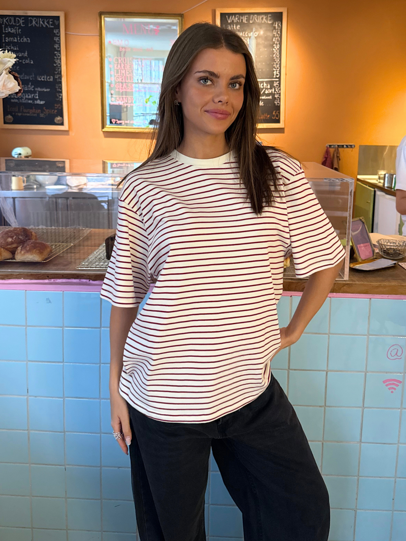 LYKKE GESTREIFTES T-SHIRT - WEISS/WEINROT