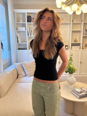 THEA KORTÆRMET T-SHIRT - BLACK