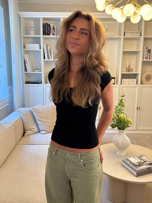 THEA KORTÆRMET T-SHIRT - BLACK