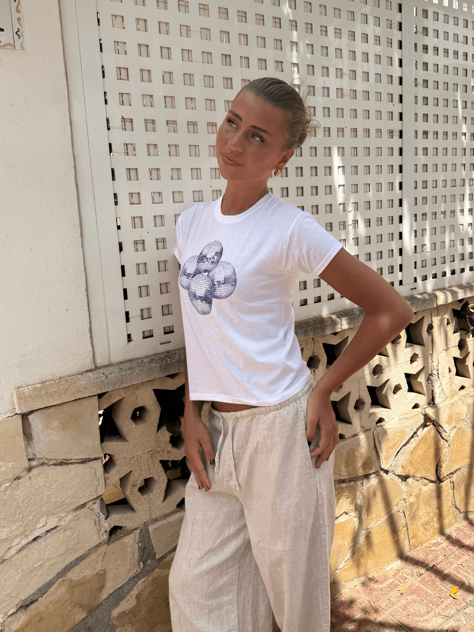DISKOKUGEL (lila), BABY-T-SHIRT - WEISS