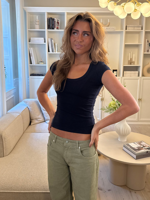 THEA KORTÆRMET T-SHIRT - NAVY
