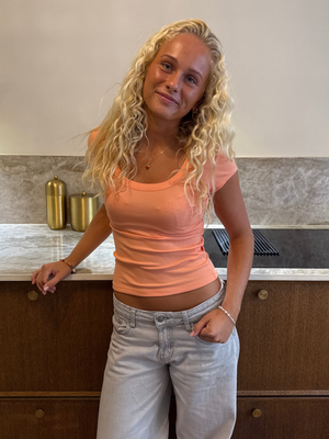 THEA KORTÆRMET T-SHIRT - CORAL