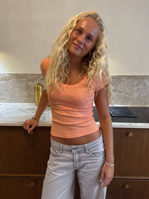 THEA KORTÆRMET T-SHIRT - CORAL